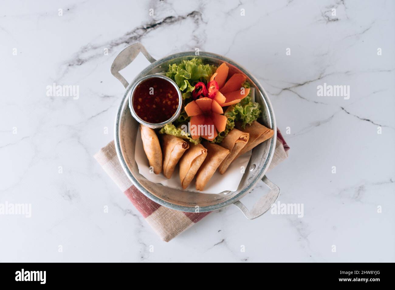 cucina indiana ramzan speziato al curry di verdure samosa con salsa al peperoncino in un piatto isolato sul tappeto vista dall'alto su sfondo di marmo grigio Foto Stock