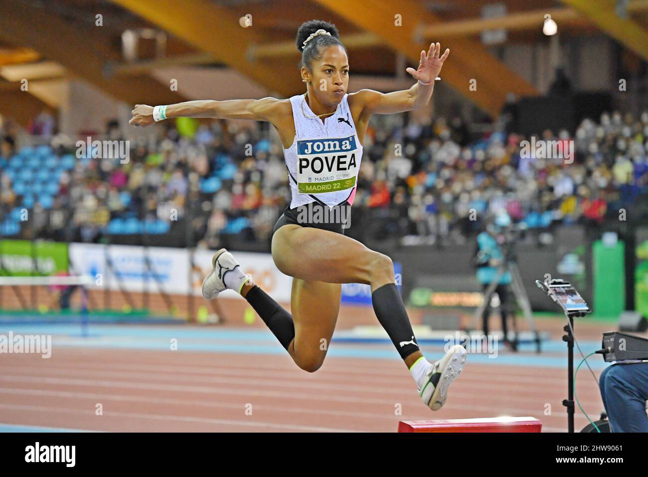 Liadagmis Povea (CUB) si posiziona secondo nel triplice salto femminile alle 46-2 1/2 (14,08m) durante l'incontro di Villa de Madrid alla CDM Gallur Arena, Tuesd Foto Stock