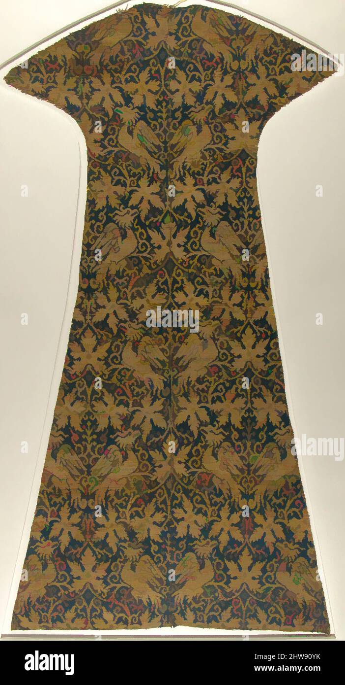 Arte ispirata dal tessile con Uccelli, foglie e arabeschi, 14th secolo, spagnolo o italiano, seta, Filettatura in metallo, totale: 24 x 8 1/2 poll. (61 x 21,6 cm), tessuti-tessuti, opere classiche modernizzate da Artotop con un tuffo di modernità. Forme, colore e valore, impatto visivo accattivante sulle emozioni artistiche attraverso la libertà delle opere d'arte in modo contemporaneo. Un messaggio senza tempo che persegue una nuova direzione selvaggiamente creativa. Artisti che si rivolgono al supporto digitale e creano l'NFT Artotop Foto Stock