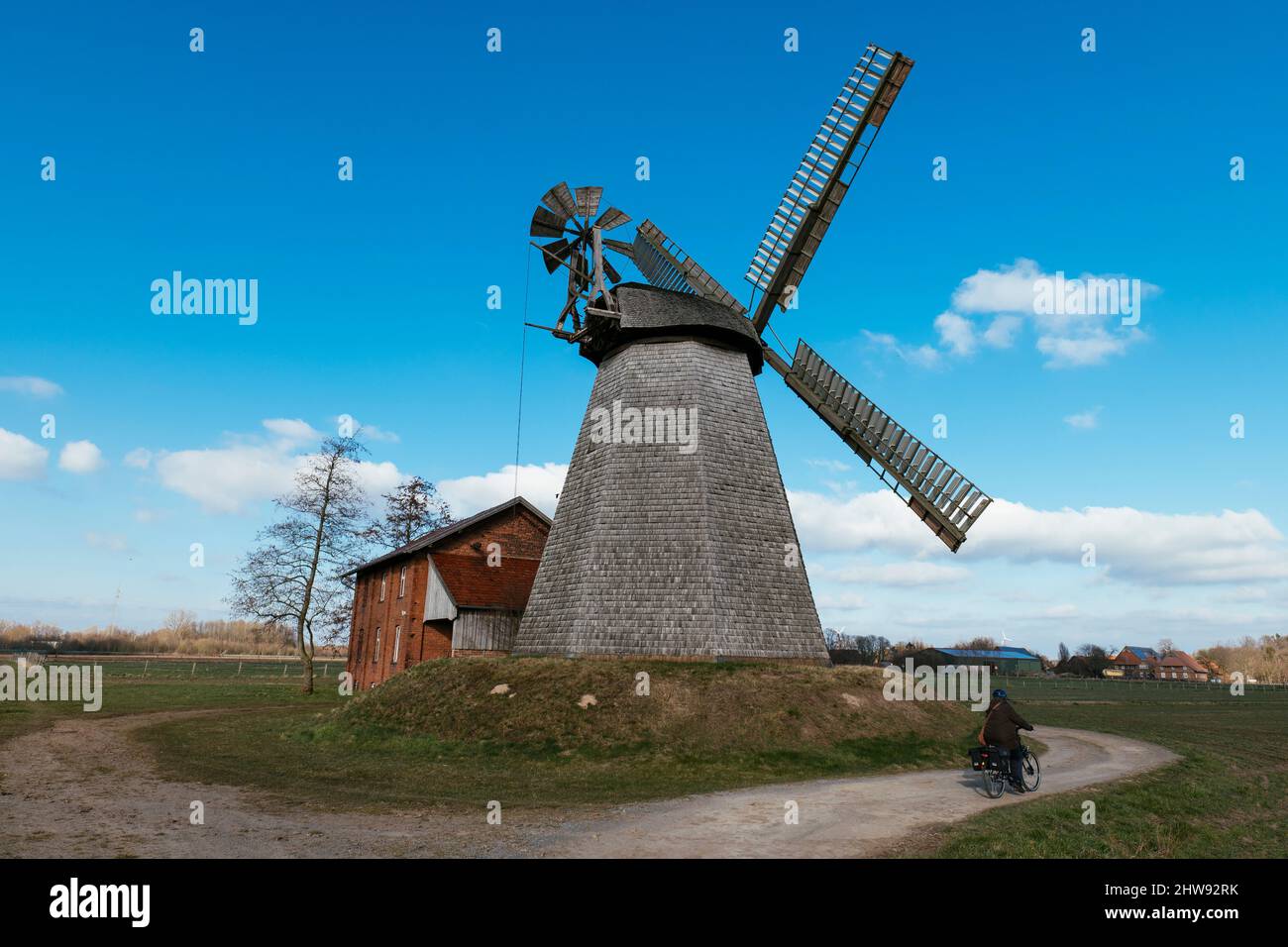 Mulino a fumo dal 1802 a Petershagen-Bierde con donna in bicicletta. Foto Stock