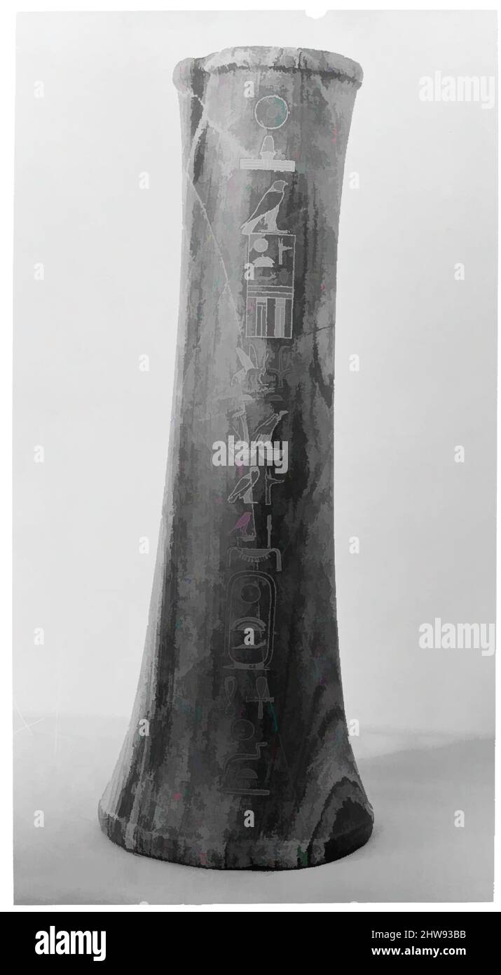 Arte ispirata da Stand for an offering Basin con il nome di re Khafre, Vecchio Regno, Dinastia 4, ca. 2520–2494 a.C., dall'Egitto; probabilmente da Delta orientale, Hurbeit (Pharbethos), gneiss, H. 85 cm (33 7/16 in.), si leva come questo che porta il nome di un re sarebbe stato associato, opere classiche modernizzate da Artotop con un tuffo di modernità. Forme, colore e valore, impatto visivo accattivante sulle emozioni artistiche attraverso la libertà delle opere d'arte in modo contemporaneo. Un messaggio senza tempo che persegue una nuova direzione selvaggiamente creativa. Artisti che si rivolgono al supporto digitale e creano l'NFT Artotop Foto Stock