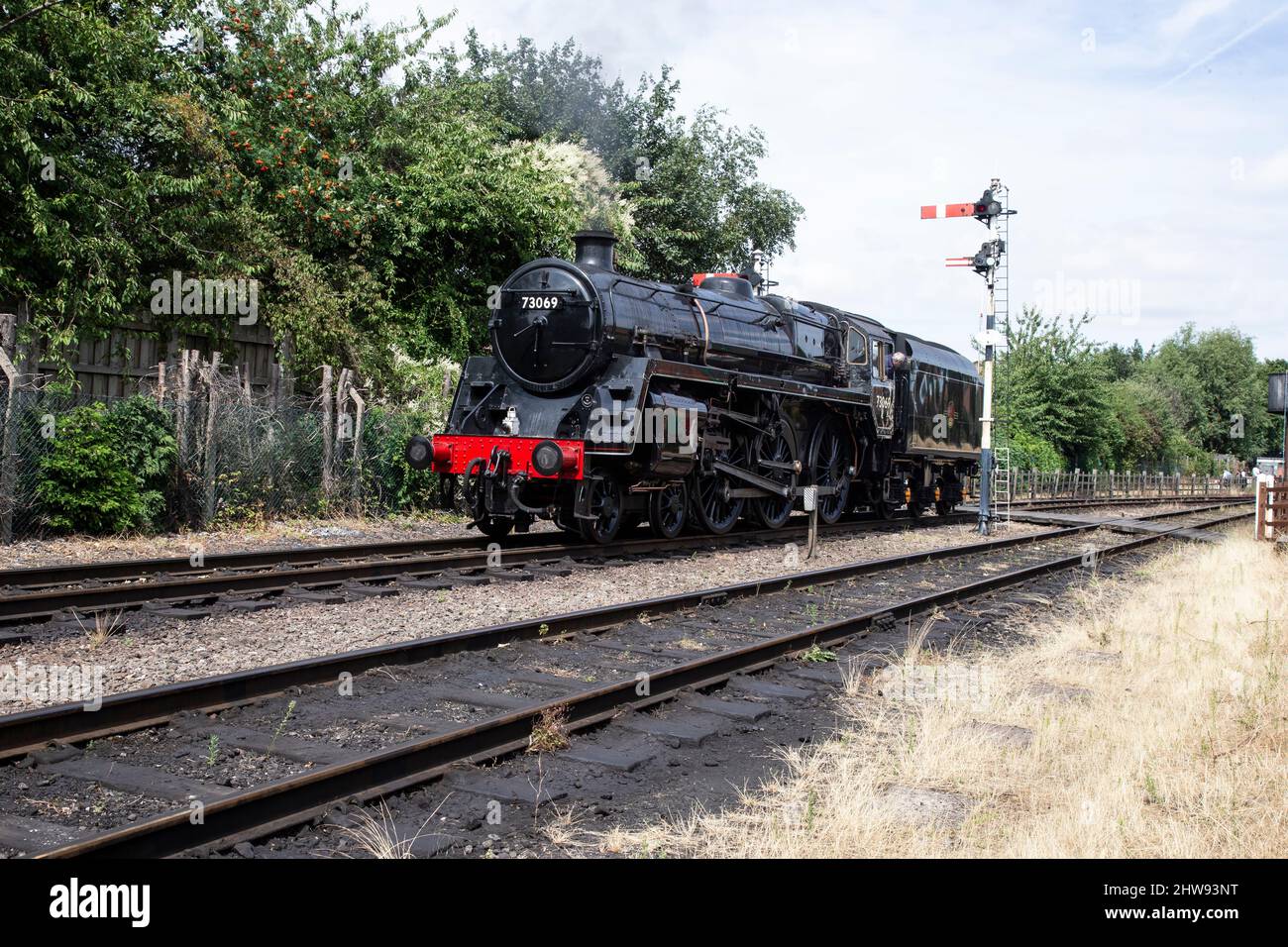 British Railways Standard Class 5MT 4-6-0 73069 a vapore alla stazione ferroviaria Loughborough Heritage Line Foto Stock