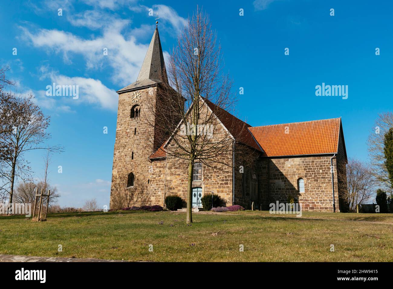 Chiesa protestante dal 13th secolo a Windheim vicino Petershagen. Foto Stock