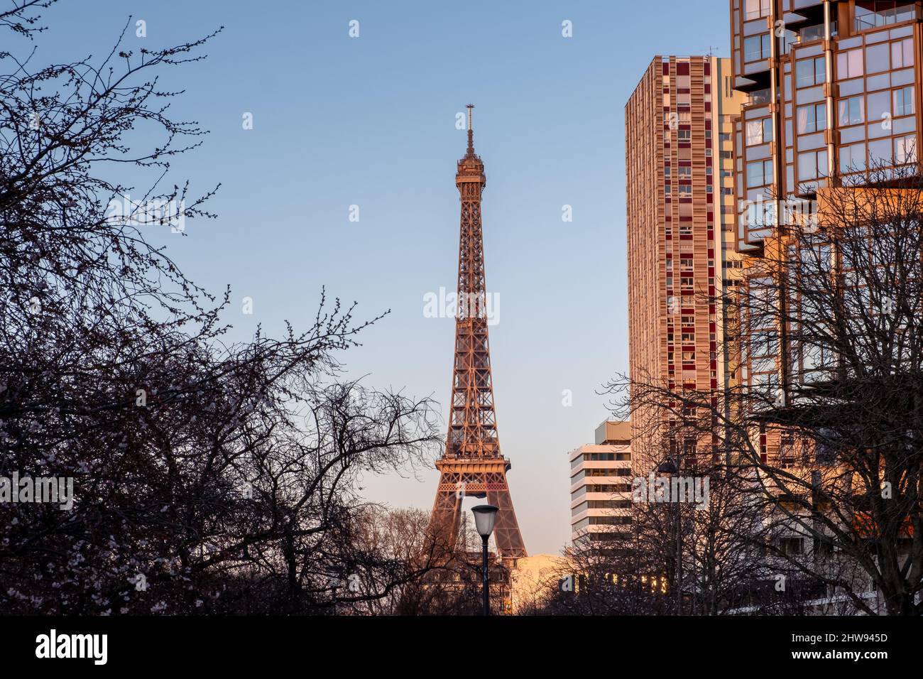 Torre Eiffel al tramonto con splendidi colori a Parigi Foto Stock
