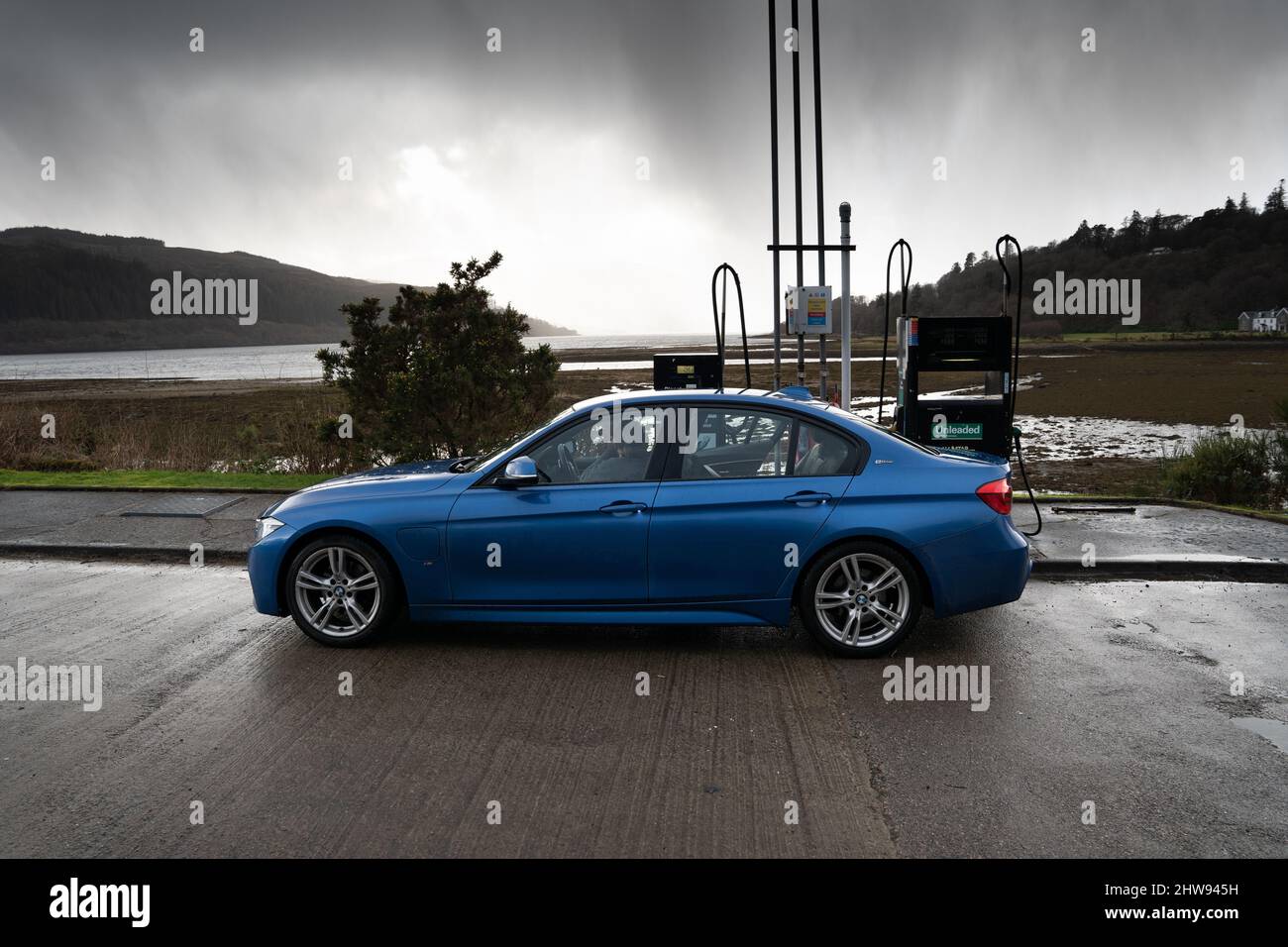 Un'auto blu BMW 330e (6th generazione F30) serie 3 presso un distributore di benzina remoto a Loch Sunart, Strontian, Ardnamurchan, Scozia, Regno Unito Foto Stock