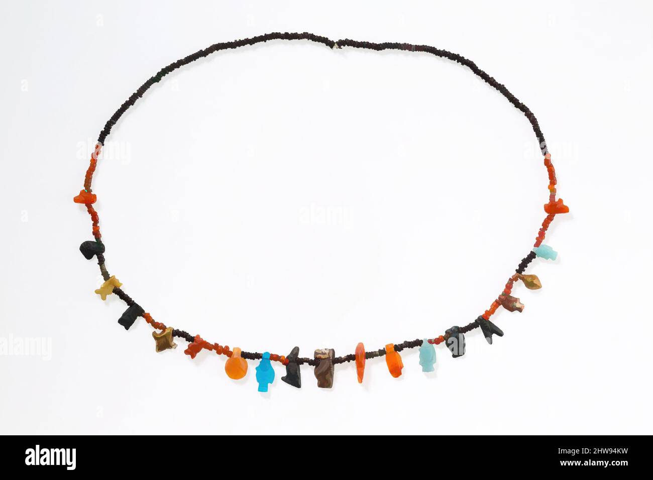 Arte ispirata da collana con perline e amuleti, New Kingdom, Dynasty 18, ca. 1550–1425 a.C., dall'Egitto, dall'Egitto superiore, da Tebe, da Asasif, Tomba CC 37, sepoltura 53, scavi di Carnarvon/carter, 1911, Carnelian, oro, argento, faience, vetro, pietra gialla, TiN, L. 37 cm (14 9/16 in), questo, opere classiche modernizzate da Artotop con un tuffo di modernità. Forme, colore e valore, impatto visivo accattivante sulle emozioni artistiche attraverso la libertà delle opere d'arte in modo contemporaneo. Un messaggio senza tempo che persegue una nuova direzione selvaggiamente creativa. Artisti che si rivolgono al supporto digitale e creano l'NFT Artotop Foto Stock