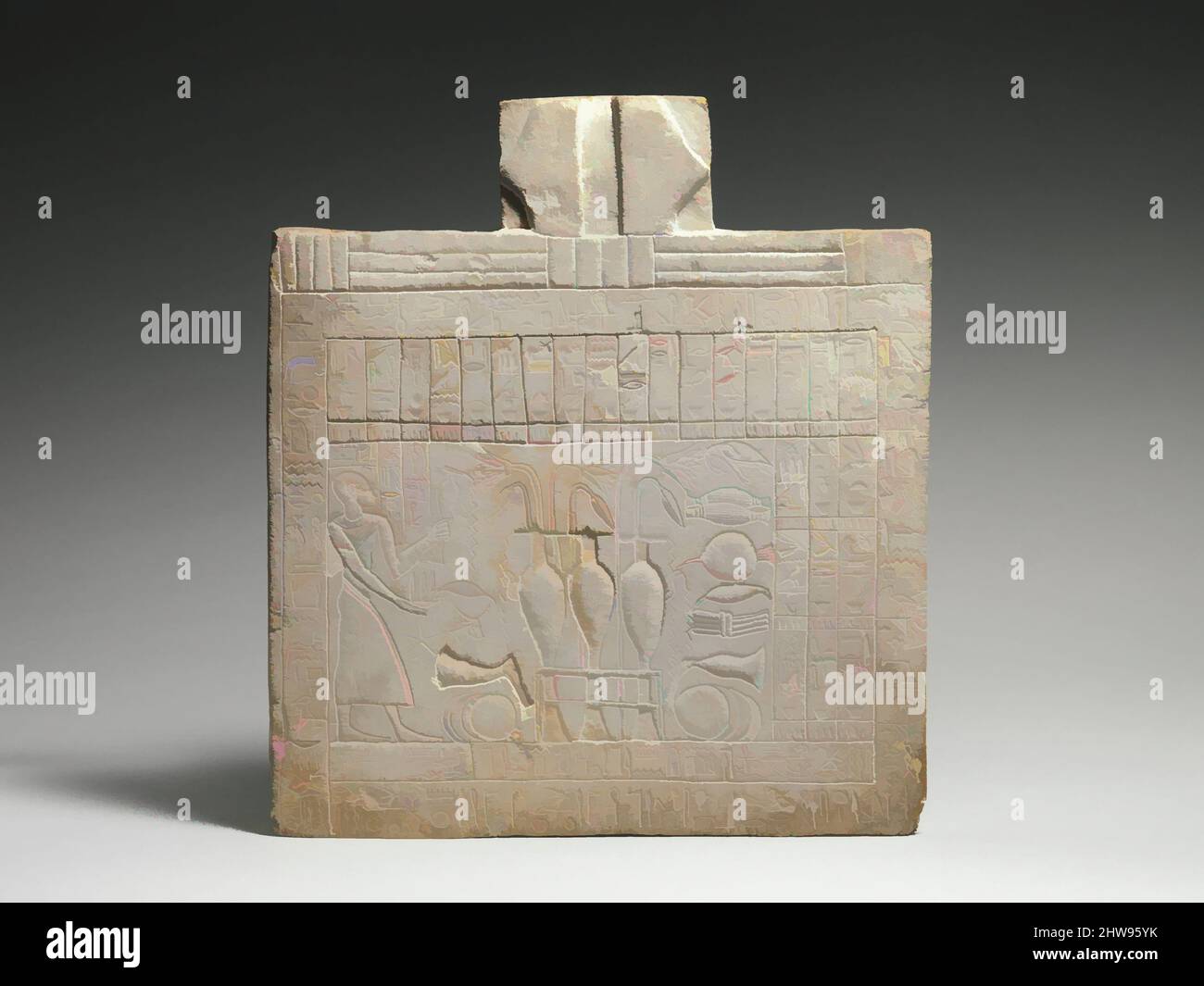 Arte ispirata dall'offerta di Tjaenhesret, sacerdote di Thoth, figlio di Iaa, periodo tolemaico, 332–30 a.C., Dall'Egitto; probabilmente dal Medio Egitto, Hermopolis (Ashmunein; Khemenu), calcare, H. 39,5 cm (15 9/16 in.); W. 35,3 cm (13 7/8 in.); D. 5,8 cm (2 5/16in.), Tjaenhesret è mostrato, opere classiche modernizzate da Artotop con un tuffo di modernità. Forme, colore e valore, impatto visivo accattivante sulle emozioni artistiche attraverso la libertà delle opere d'arte in modo contemporaneo. Un messaggio senza tempo che persegue una nuova direzione selvaggiamente creativa. Artisti che si rivolgono al supporto digitale e creano l'NFT Artotop Foto Stock