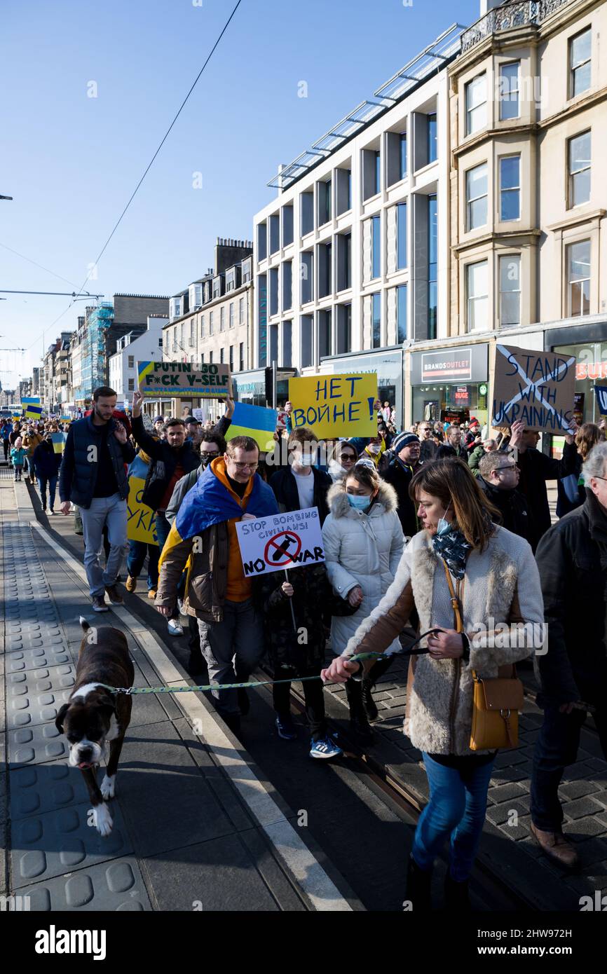 I manifestanti protestano contro l'invasione russa dell'Ucraina al di fuori del Consolato russo a Edimburgo, poi marciano al Parlamento scozzese Foto Stock