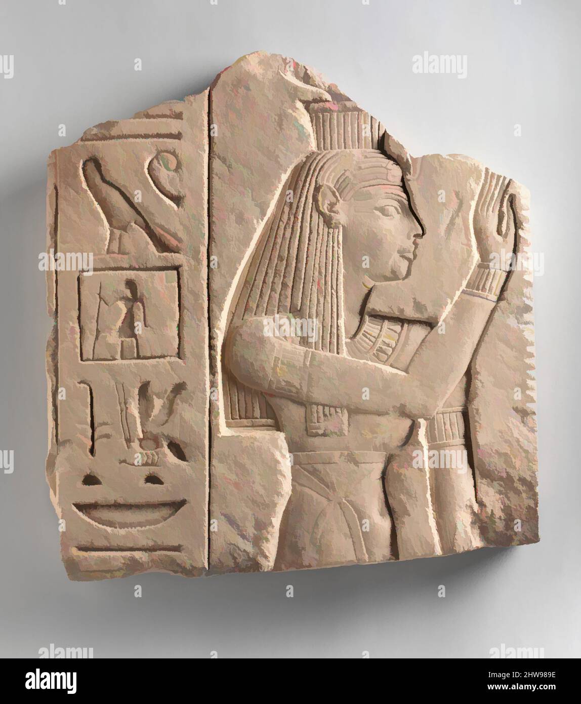 Arte ispirata dal rilievo di una dea che offre una costola di palma, terzo periodo intermedio, Dinastia 22, ca. 825–773 a.C., dall'Egitto, calcare, H: 41,9 x L: 38,1 x th.3,8 cm (16 1/2 x 15 x 1 1/2 in.), questo rilievo del tempio raffigura una dea che solleva la mano destra dietro ciò che rimane di un notched, opere classiche modernizzate da Artotop con un tuffo di modernità. Forme, colore e valore, impatto visivo accattivante sulle emozioni artistiche attraverso la libertà delle opere d'arte in modo contemporaneo. Un messaggio senza tempo che persegue una nuova direzione selvaggiamente creativa. Artisti che si rivolgono al supporto digitale e creano l'NFT Artotop Foto Stock