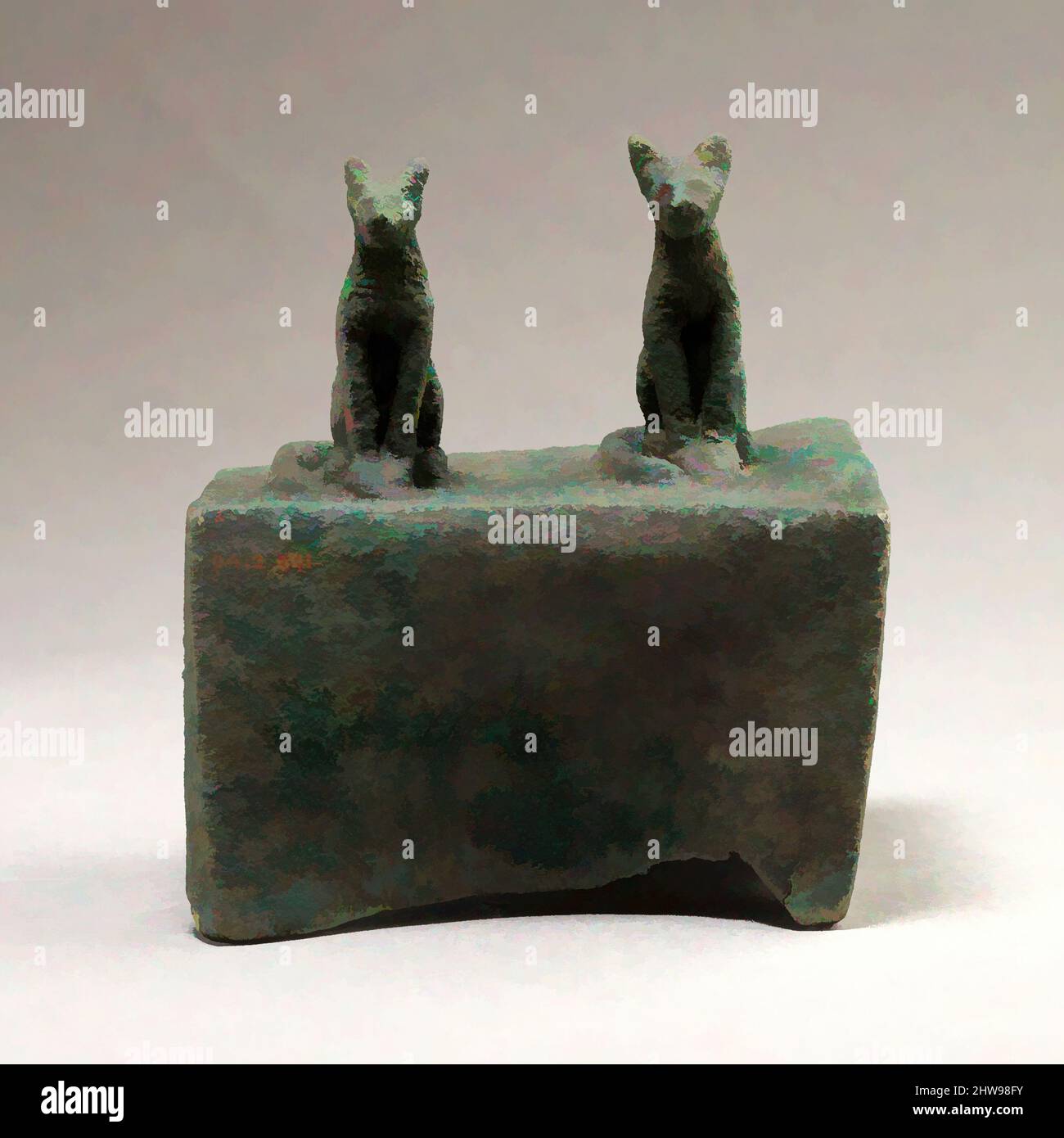 Arte ispirata da due gatti sormontare una scatola per una mummia animale, tardo periodo–periodo tolemaico, 664–30 a.C., dall'Egitto, metallo rameoso, H. 9,4 cm (3 11/16 poll.); W. 8,7 cm (3 7/16 poll.); D. 6,8 cm (2 11/16 poll.), Bastet era una dea potente dell'Egitto inferiore, una che era protettiva e, opere classiche modernizzate da Artotop con un tuffo di modernità. Forme, colore e valore, impatto visivo accattivante sulle emozioni artistiche attraverso la libertà delle opere d'arte in modo contemporaneo. Un messaggio senza tempo che persegue una nuova direzione selvaggiamente creativa. Artisti che si rivolgono al supporto digitale e creano l'NFT Artotop Foto Stock Arte ispirata da due gatti sormontare una scatola per una mummia animale, tardo periodo–periodo tolemaico, 664–30 a.C., dall'Egitto, metallo rameoso, H. 9,4 cm (3 11/16 poll.); W. 8,7 cm (3 7/16 poll.); D. 6,8 cm (2 11/16 poll.), Bastet era una dea potente dell'Egitto inferiore, una che era protettiva e, opere classiche modernizzate da Artotop con un tuffo di modernità. Forme, colore e valore, impatto visivo accattivante sulle emozioni artistiche attraverso la libertà delle opere d'arte in modo contemporaneo. Un messaggio senza tempo che persegue una nuova direzione selvaggiamente creativa. Artisti che si rivolgono al supporto digitale e creano l'NFT Artotop Foto Stock