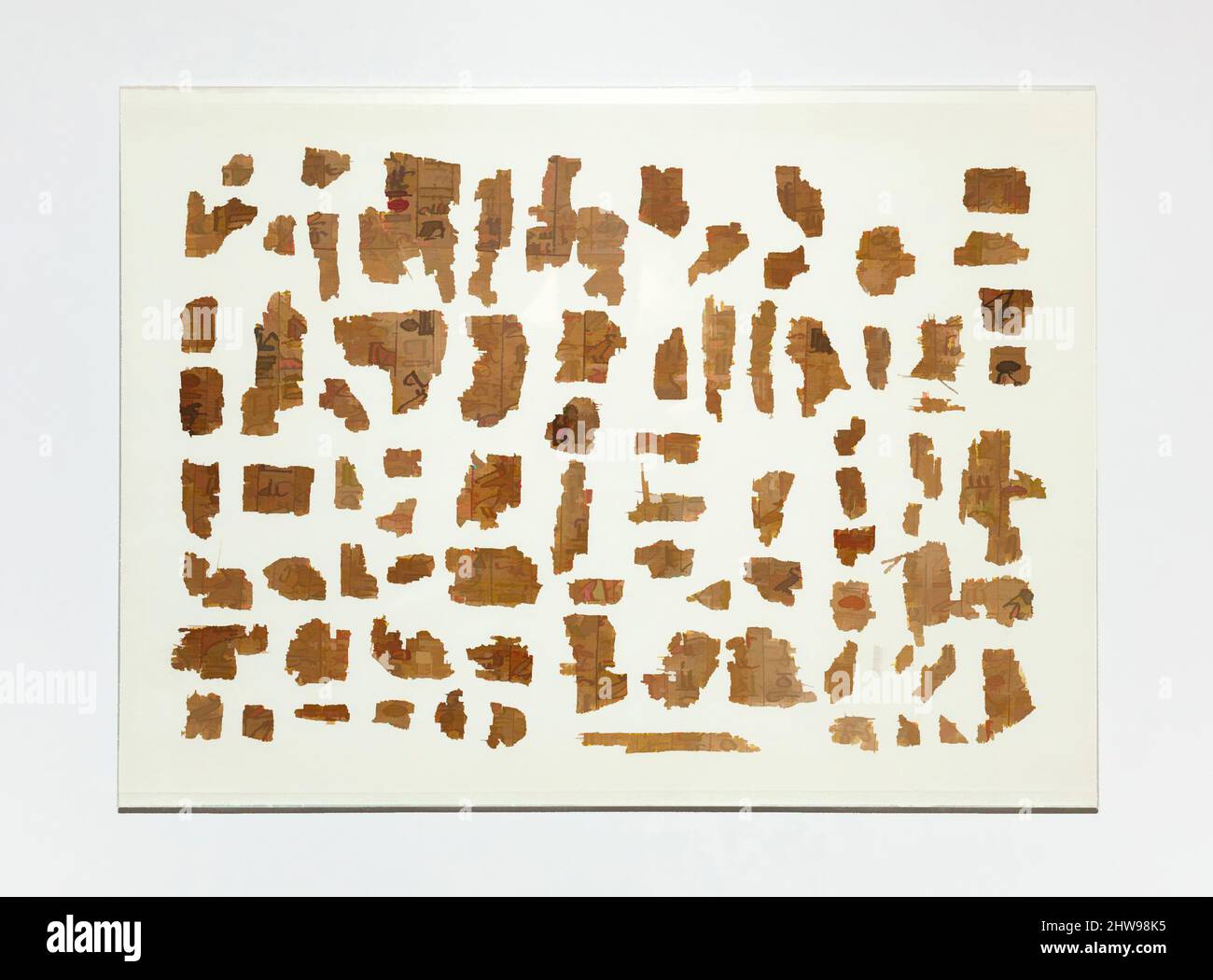 Arte ispirata a frammenti di papiro del Libro dei morti dello Scribe Roy, New Kingdom, Dynasty 18, tardo, o all'inizio del 19, circa 1323–1295 a.C., possibilmente dall'Egitto, Egitto superiore, Tebe, DRA Abu el-Naga, Tomba di Roy (TT 255), Papiro, inchiostro, questi frammenti provengono da un Libro di, opere classiche modernizzate da Artotop con un tuffo di modernità. Forme, colore e valore, impatto visivo accattivante sulle emozioni artistiche attraverso la libertà delle opere d'arte in modo contemporaneo. Un messaggio senza tempo che persegue una nuova direzione selvaggiamente creativa. Artisti che si rivolgono al supporto digitale e creano l'NFT Artotop Foto Stock