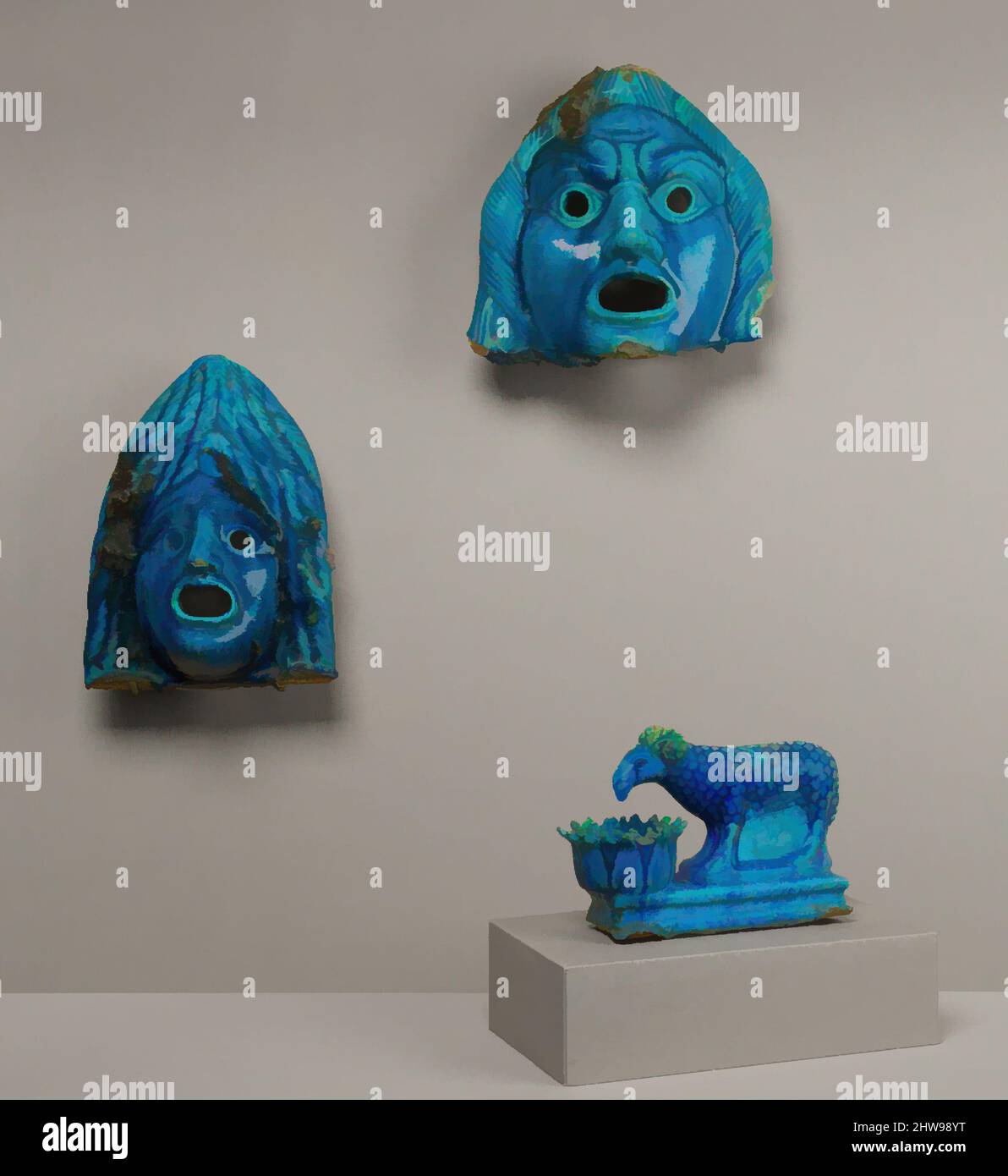 Arte ispirata da maschere teatrali e vaso di RAM per l'offerta, periodo romano, secolo d.C., 2nd dall'Egitto; probabilmente da Fayum, Medinet el-Fayum (Krokodilopolis-Arsinoe), faience, 19 x 19 cm (7 1/2 x 7 1/2 poll.), questi tre pezzi si dice siano stati parte di un ritrovamento di faience numerose, opere classiche modernizzate da Artotop con un tuffo di modernità. Forme, colore e valore, impatto visivo accattivante sulle emozioni artistiche attraverso la libertà delle opere d'arte in modo contemporaneo. Un messaggio senza tempo che persegue una nuova direzione selvaggiamente creativa. Artisti che si rivolgono al supporto digitale e creano l'NFT Artotop Foto Stock