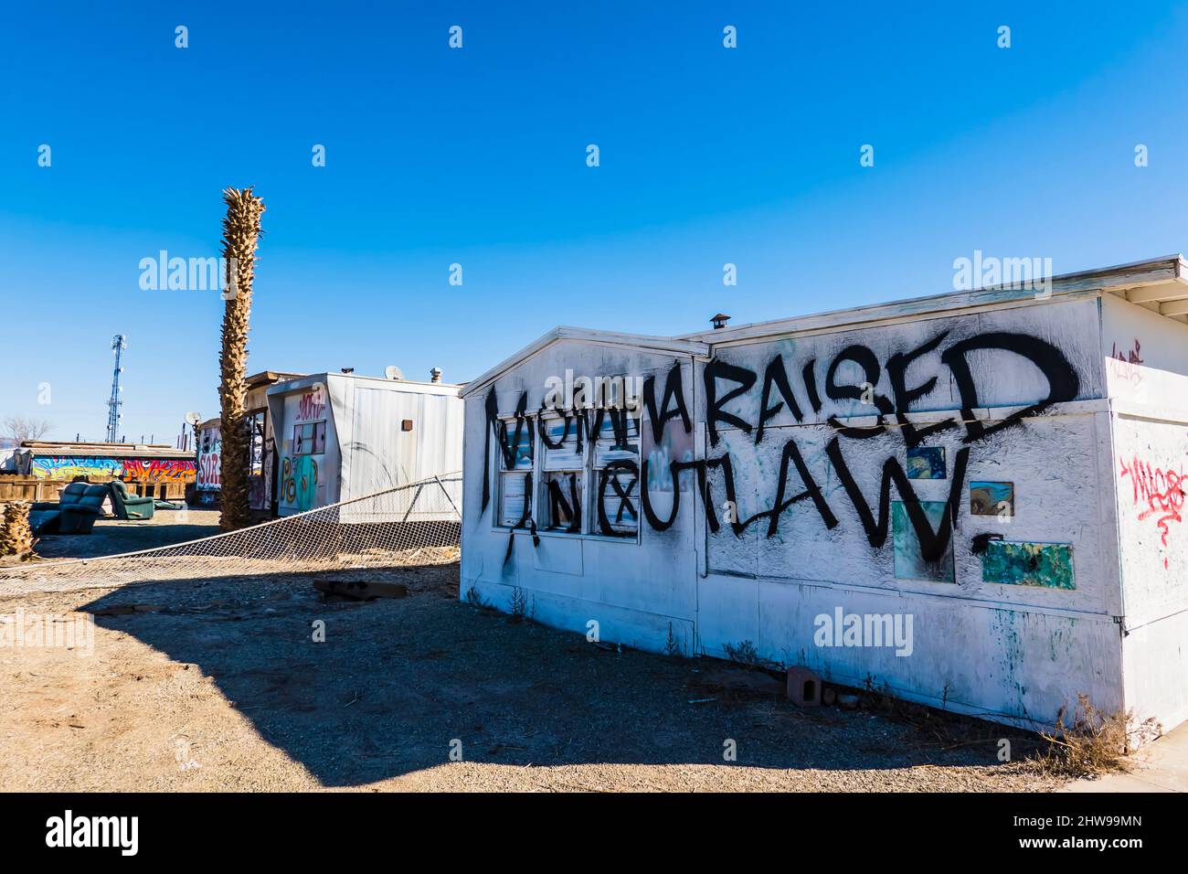 "Il moma ha sollevato un fuorilegge" graffiti scrawled su un edificio sul lato di un edificio a Bombay Beach, California, dichiarando "il moma ha sollevato un fuorilegge". Foto Stock