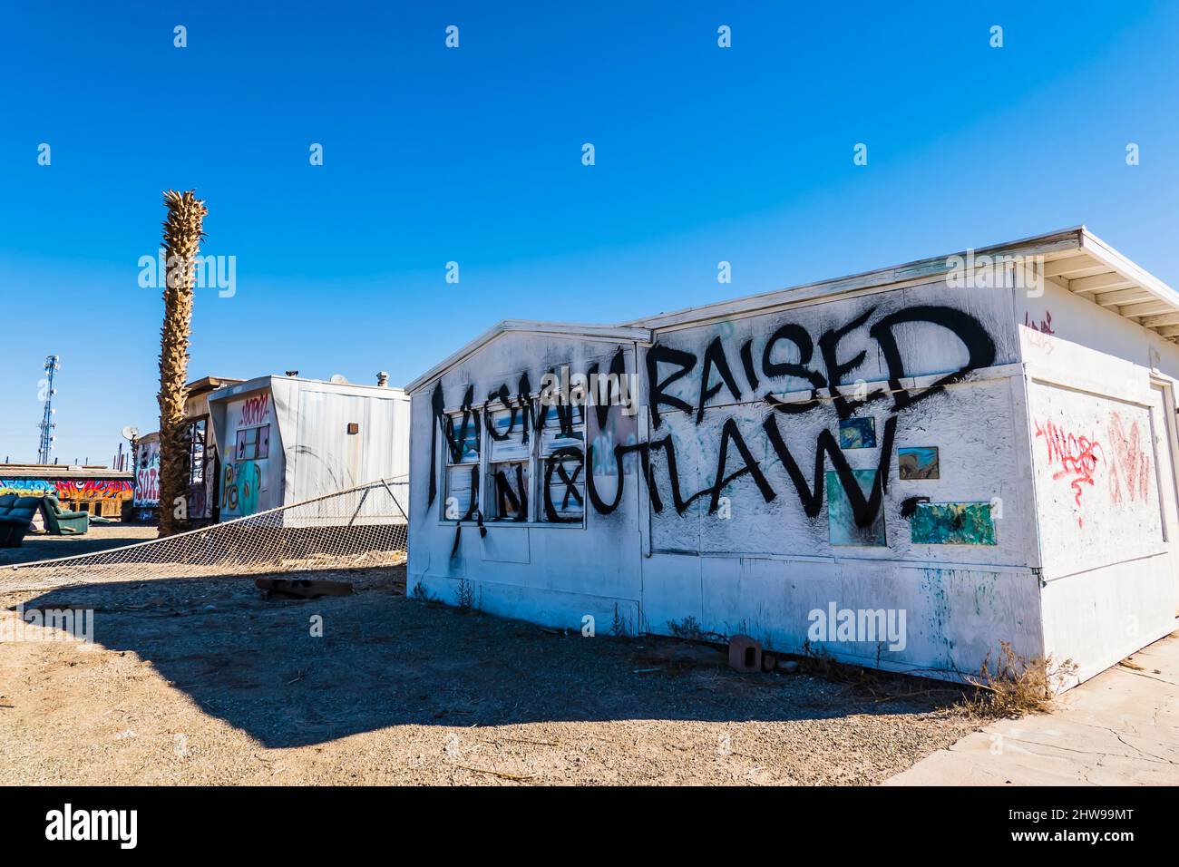 "Il moma ha sollevato un fuorilegge" graffiti scrawled su un edificio sul lato di un edificio a Bombay Beach, California, dichiarando "il moma ha sollevato un fuorilegge". Foto Stock