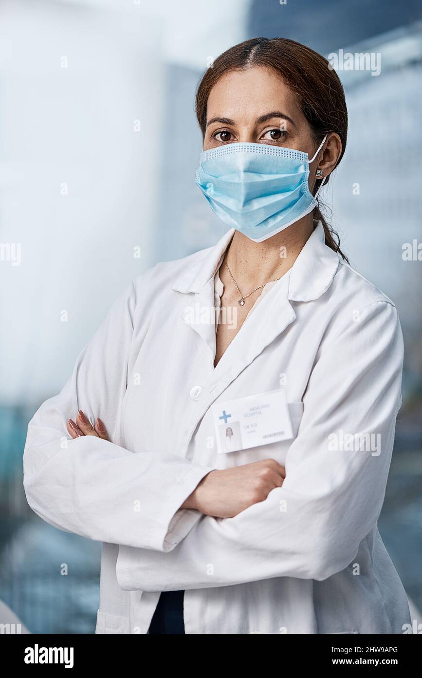 Svolgere un ruolo essenziale per una risposta efficace alla pandemia. Ritratto di un medico che indossa una maschera facciale in un ospedale. Foto Stock
