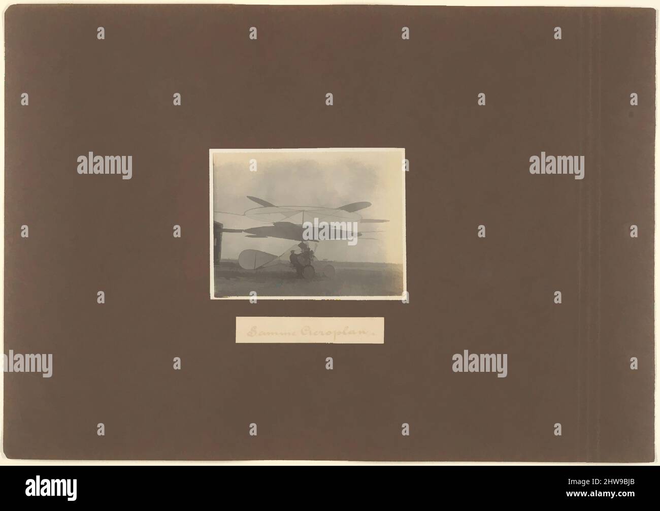 Art Inspired by samme Aeroplan., 1905–19, stampe in argento gelatina da negativi in vetro, Image: 3 1/8 x 4 1/8 in. (8 x 10,5 cm), fotografie, Jacob Christian Hansen Ellehammer (danese, 1871–1946), Vilhelm Ellehammer (danese), ignaro del successo dei fratelli Wright, ingegnere danese, opere classiche modernizzate da Artotop con un tuffo di modernità. Forme, colore e valore, impatto visivo accattivante sulle emozioni artistiche attraverso la libertà delle opere d'arte in modo contemporaneo. Un messaggio senza tempo che persegue una nuova direzione selvaggiamente creativa. Artisti che si rivolgono al supporto digitale e creano l'NFT Artotop Foto Stock