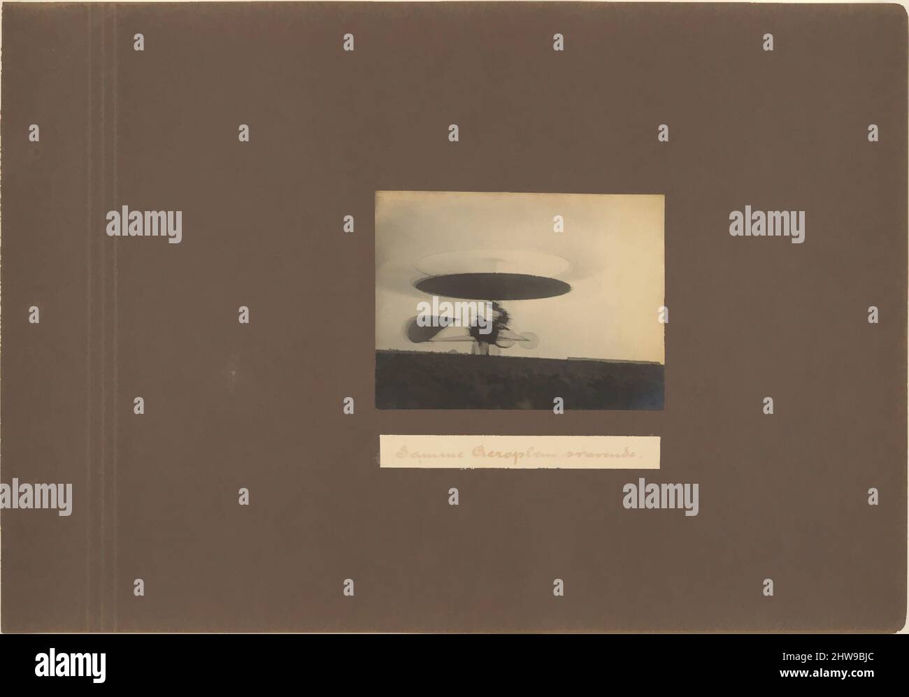 Art Inspired by samme Aeroplan svarende., 1905–19, stampe in argento gelatina da negativi in vetro, Image: 3 5/16 x 4 7/16 in. (8,4 x 11,2 cm), fotografie, Jacob Christian Hansen Ellehammer (danese, 1871–1946), Vilhelm Ellehammer (danese), ignaro del successo dei fratelli Wright, le, opere classiche modernizzate da Artotop con un tuffo di modernità. Forme, colore e valore, impatto visivo accattivante sulle emozioni artistiche attraverso la libertà delle opere d'arte in modo contemporaneo. Un messaggio senza tempo che persegue una nuova direzione selvaggiamente creativa. Artisti che si rivolgono al supporto digitale e creano l'NFT Artotop Foto Stock