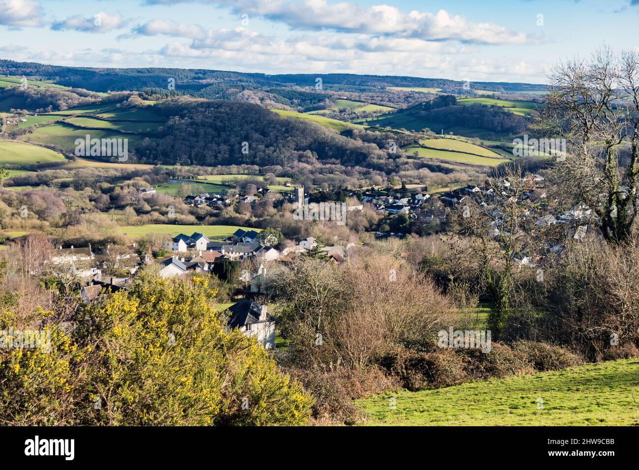 Regno Unito, Inghilterra, Devonshire. Villaggio di Christow nella valle di Teign con le colline di Haldon in lontananza. Foto Stock