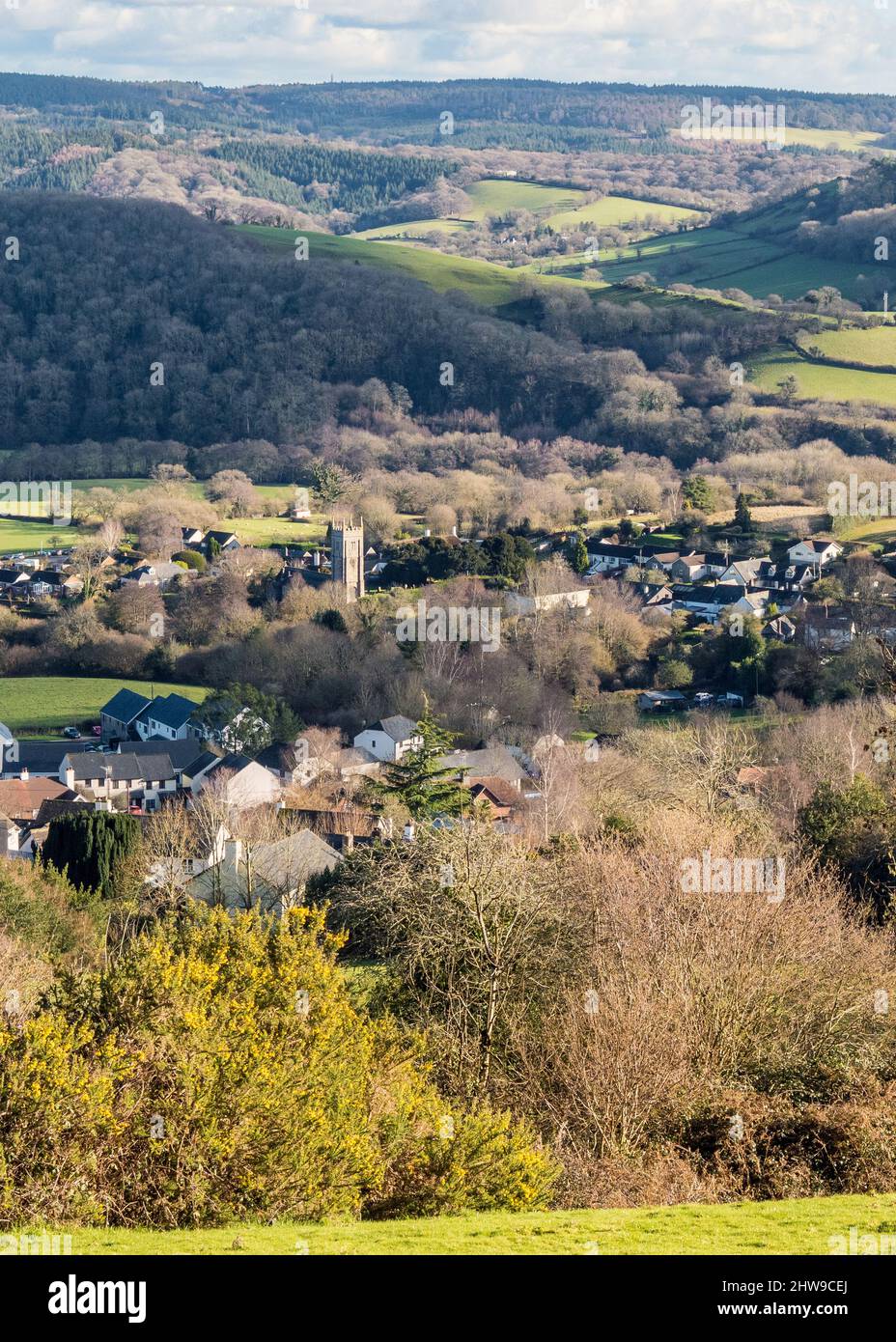 Regno Unito, Inghilterra, Devonshire. Villaggio di Christow nella valle di Teign con le colline di Haldon in lontananza. Foto Stock