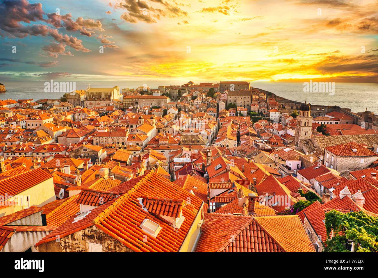 Vista aerea al tramonto sulle mura di Dubrovnik in Croazia. Vista della Cattedrale dell'Assunzione della Vergine Maria e la chiesa Crkva sv. Vlaho Saint Biagio di Foto Stock