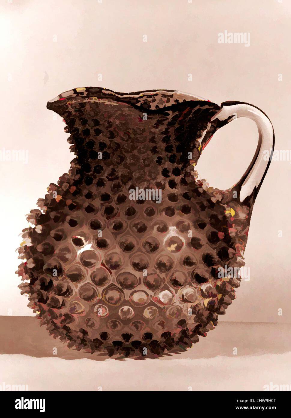 Arte ispirata da Hobnail Pitcher, dopo il 1886, made in Wheeling, West Virginia, Stati Uniti, Americano, vetro pressato incolore e mirtilli, 7 1/2 poll. H. (19,1 cm H.), Glass, probabilmente Hobbs, Brockunier and Company (1863–1891, opere classiche modernizzate da Artotop con un tocco di modernità. Forme, colore e valore, impatto visivo accattivante sulle emozioni artistiche attraverso la libertà delle opere d'arte in modo contemporaneo. Un messaggio senza tempo che persegue una nuova direzione selvaggiamente creativa. Artisti che si rivolgono al supporto digitale e creano l'NFT Artotop Foto Stock