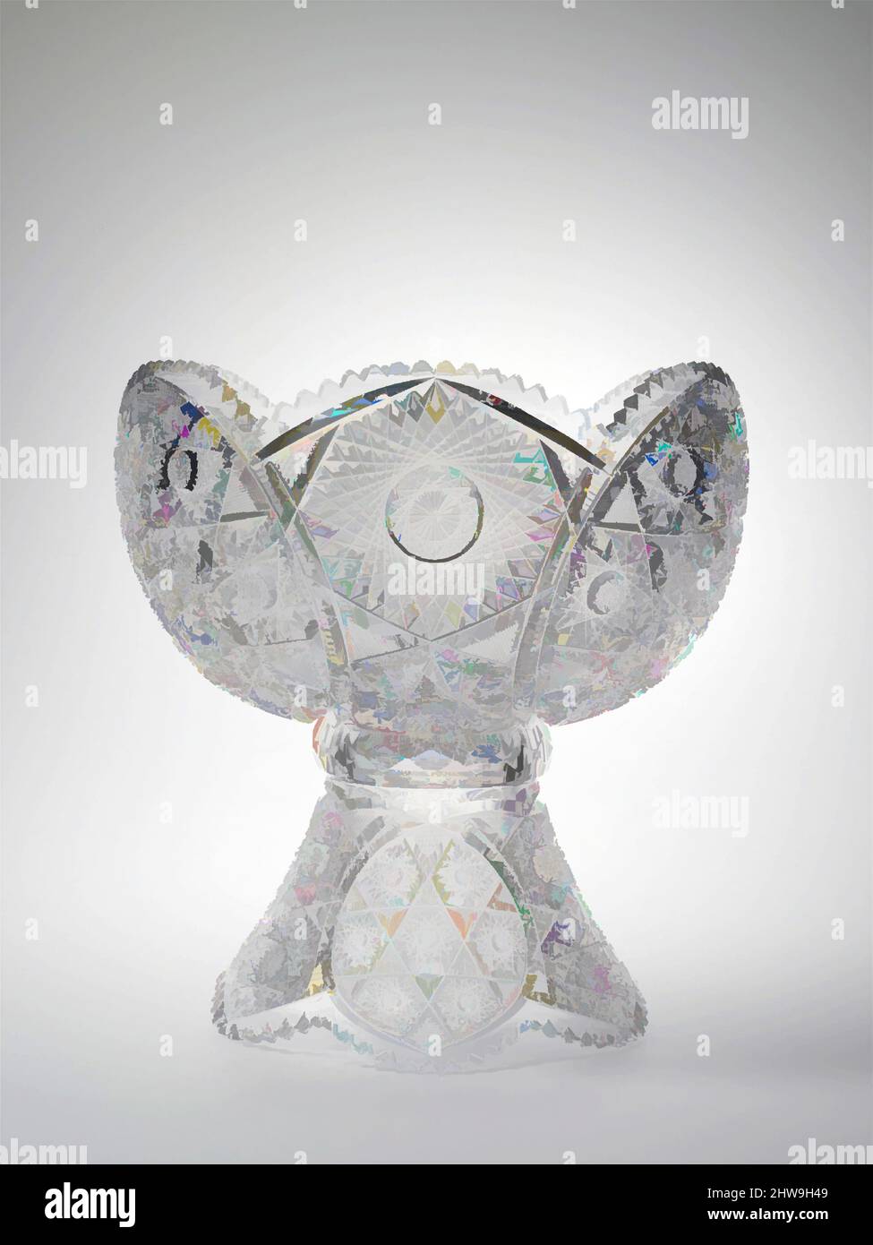 Art Inspired by Punch Bowl, 1890–1905, Made in White Mills, Pennsylvania, Stati Uniti, America, vetro soffiato e tagliato, 14 3/4 x 14 1/8 poll. (37,5 x 35,9 cm), vetro, attibutito a C. Dorflinger e figli (American, White Mills, Pennsylviania, 1881–1921), il nuovo, Costoso “ricco taglio, opere classiche modernizzate da Artotop con un tuffo di modernità. Forme, colore e valore, impatto visivo accattivante sulle emozioni artistiche attraverso la libertà delle opere d'arte in modo contemporaneo. Un messaggio senza tempo che persegue una nuova direzione selvaggiamente creativa. Artisti che si rivolgono al supporto digitale e creano l'NFT Artotop Foto Stock