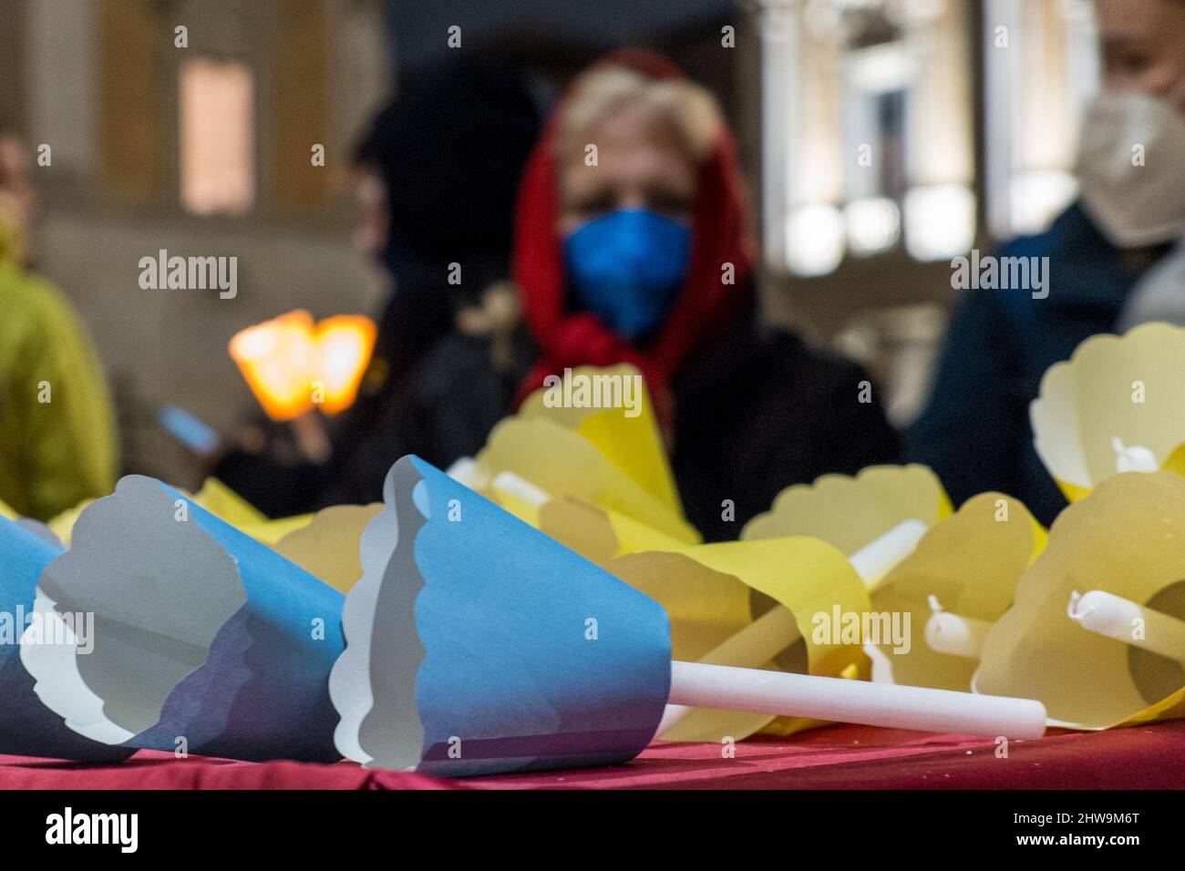 Roma, Italia. 04th Mar 2022. La gente partecipa a una veglia per sostenere l'Ucraina, al Campidoglio di Roma il 4 marzo 2022. - Il nono giorno dell'invasione russa dell'Ucraina venerdì, le forze russe hanno fatto un passo avanti nel paese, ma stanno ancora affrontando resistenze nel tentativo di conquistare le grandi città. La capitale Kyiv rimane sotto il controllo ucraino, così come Kharkiv a est, nonostante i pesanti bombardamenti russi. Le forze russe hanno sequestrato Kherson nel sud e hanno circondato centri urbani della regione. Credit: Independent Photo Agency/Alamy Live News Foto Stock