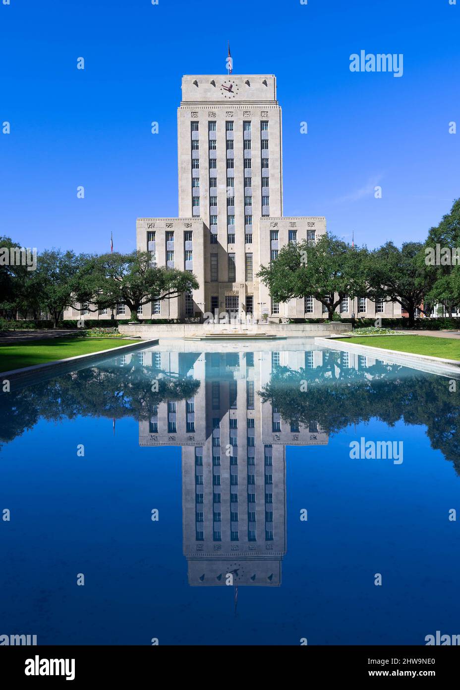 City Hall con riflessione in piscina riflettente al 901 Bagby Street a Houston, Texas Foto Stock