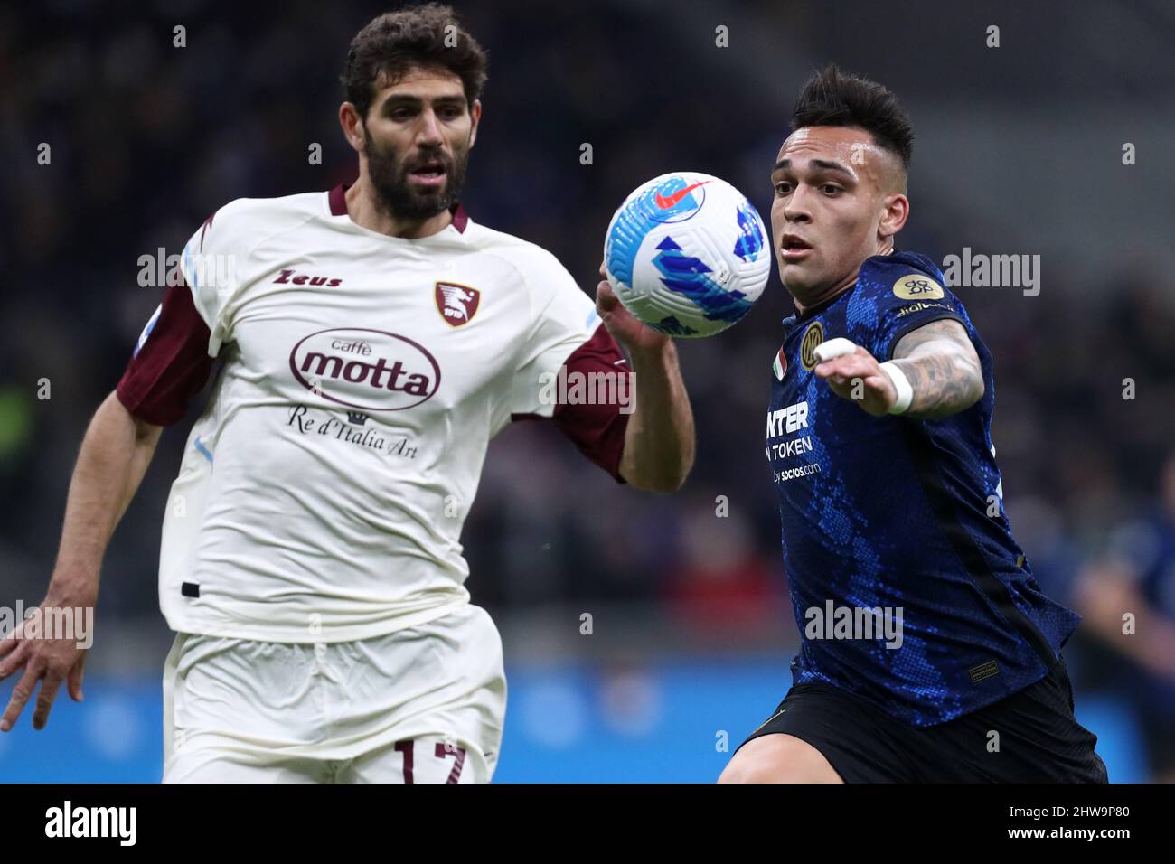 Milano, Italia. 04th Mar 2022. Federico Fazio di US Salernitana e Lautaro Martinez di FC Internazionale combattono per la palla durante la Serie A match tra FC Internazionale e US Salernitana allo Stadio Giuseppe Meazza il 4 marzo 2022 a Milano. Credit: Marco Canoniero/Alamy Live News Foto Stock