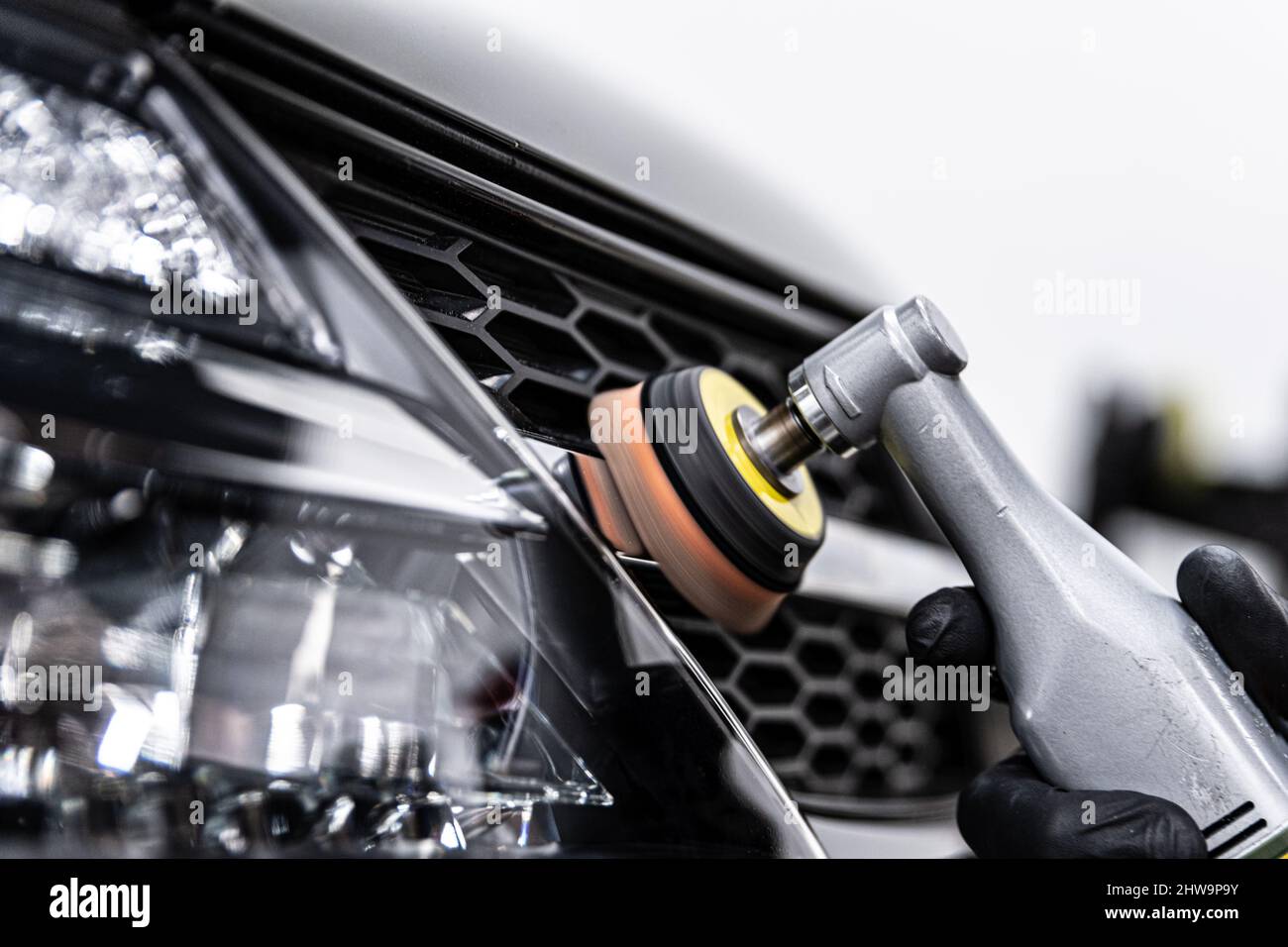 Tecnico di dettaglio auto lucidando cromo lucido decorazione su auto Foto Stock