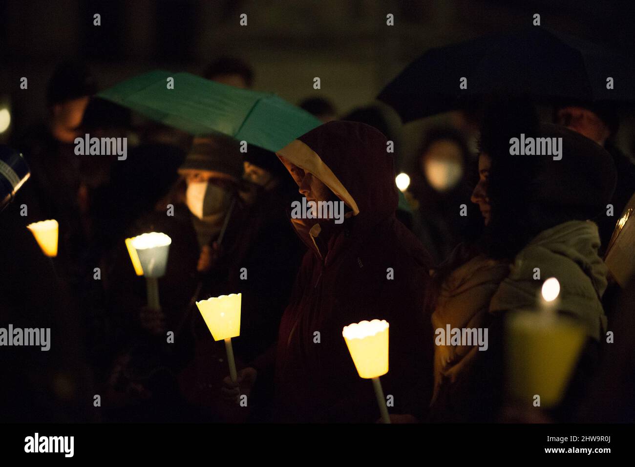 Roma, Italia. 04th Mar 2022. Veglia a lume di candela in Piazza del Campidoglio, Municipio di Roma. La veglia è stata organizzata dal Sindaco di Roma, Roberto Gualtieri, e sostenuta da diversi altri Sindaci italiani per dimostrare sostegno e solidarietà al popolo ucraino e per chiedere la pace immediata in Ucraina. La guerra contro l'Ucraina - e la conseguente invasione russa - è stata dichiarata all'inizio della mattinata del 24th febbraio dal Presidente della Federazione russa, Vladimir Putin. Foto Stock
