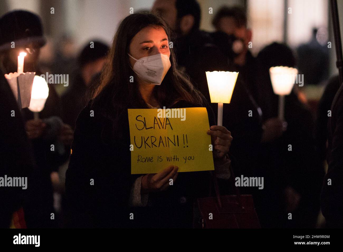 Roma, Italia. 04th Mar 2022. Veglia a lume di candela in Piazza del Campidoglio, Municipio di Roma. La veglia è stata organizzata dal Sindaco di Roma, Roberto Gualtieri, e sostenuta da diversi altri Sindaci italiani per dimostrare sostegno e solidarietà al popolo ucraino e per chiedere la pace immediata in Ucraina. La guerra contro l'Ucraina - e la conseguente invasione russa - è stata dichiarata all'inizio della mattinata del 24th febbraio dal Presidente della Federazione russa, Vladimir Putin. Foto Stock