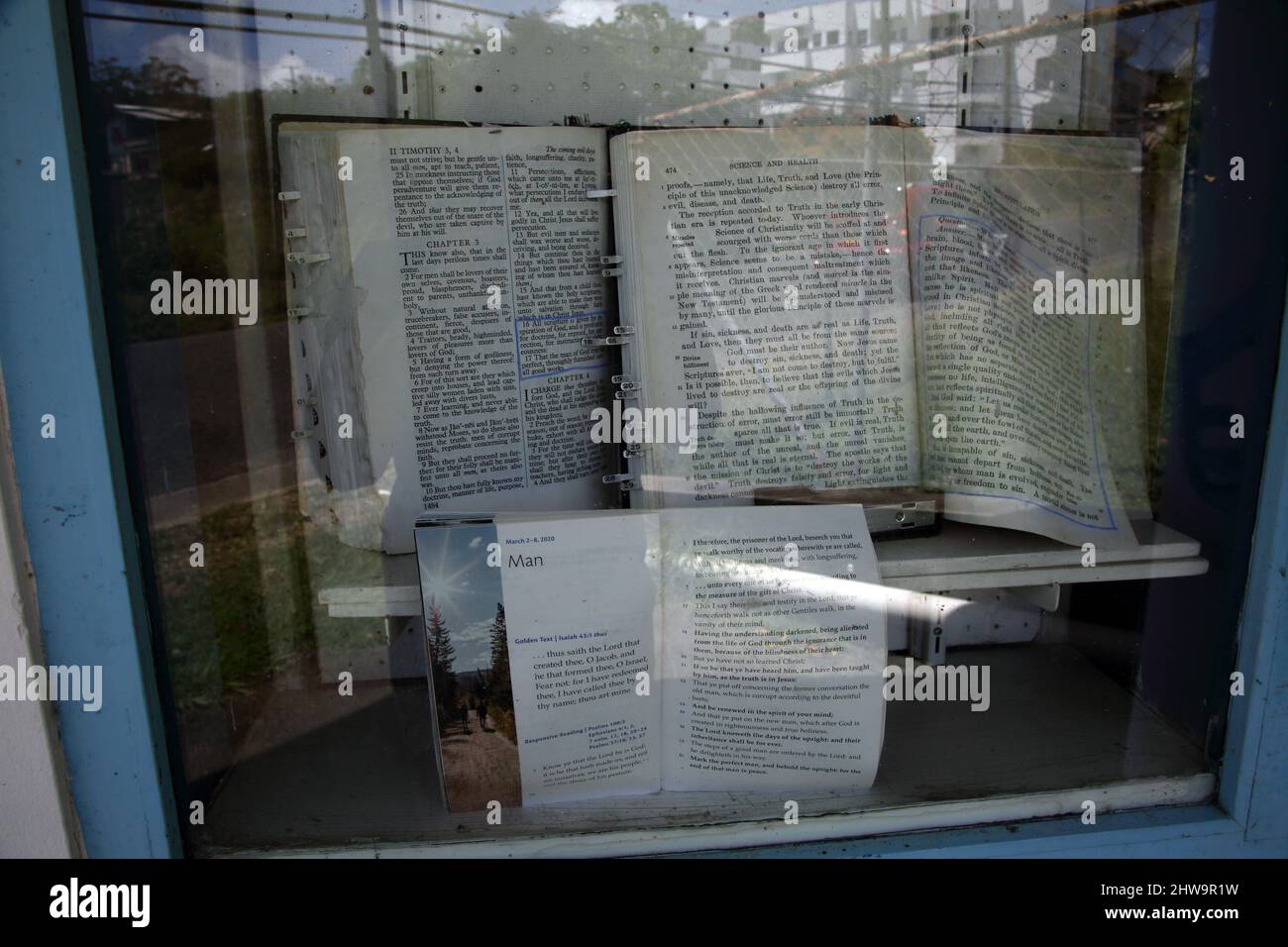 Grand Anse St George Grenada l'Anse Aux Epines Road prima Chiesa di Cristo Bibbie scienziate in Window Foto Stock