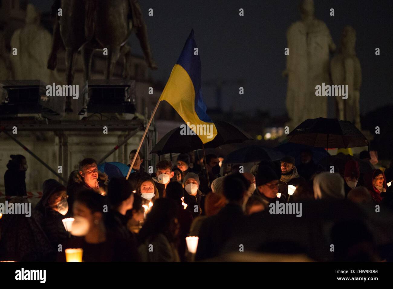 Roma, Italia. 04th Mar 2022. Veglia a lume di candela in Piazza del Campidoglio, Municipio di Roma. La veglia è stata organizzata dal Sindaco di Roma, Roberto Gualtieri, e sostenuta da diversi altri Sindaci italiani per dimostrare sostegno e solidarietà al popolo ucraino e per chiedere la pace immediata in Ucraina. La guerra contro l'Ucraina - e la conseguente invasione russa - è stata dichiarata all'inizio della mattinata del 24th febbraio dal Presidente della Federazione russa, Vladimir Putin. Foto Stock