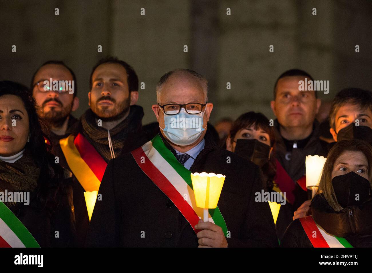 Roma, Italia. 04th Mar 2022. Roberto Gualtieri, Sindaco di Roma, assiste alla veglia a lume di candela in Piazza del Campidoglio, comune di Roma. La veglia è stata organizzata dal Sindaco di Roma, Roberto Gualtieri, e sostenuta da diversi altri Sindaci italiani per dimostrare sostegno e solidarietà al popolo ucraino e per chiedere la pace immediata in Ucraina. La guerra contro l'Ucraina - e la conseguente invasione russa - è stata dichiarata all'inizio della mattinata del 24th febbraio dal Presidente della Federazione russa, Vladimir Putin. Foto Stock