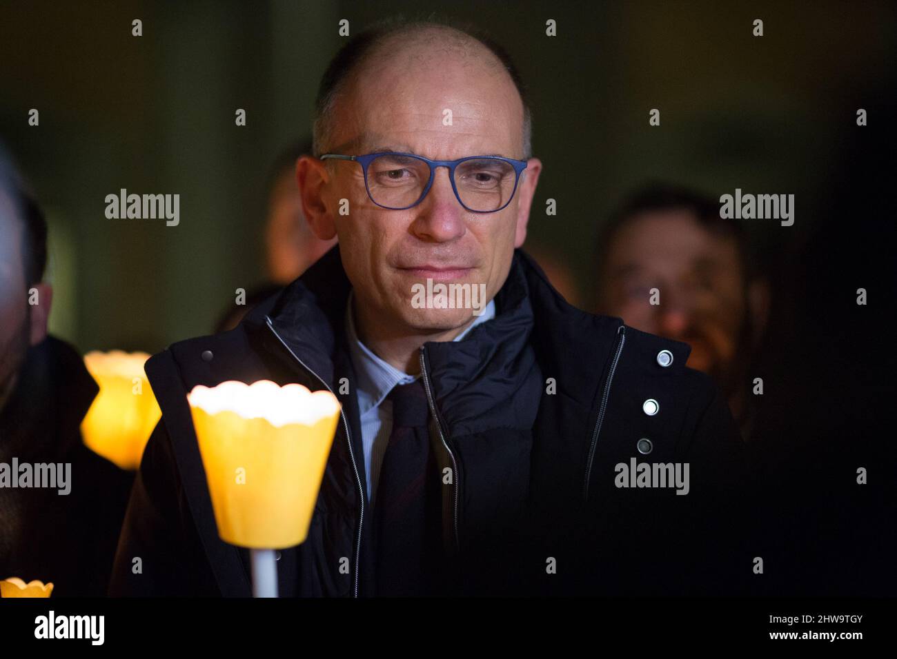 Roma, Italia. 04th Mar 2022. Enrico letta, Segretario del Partito democratico PD, assiste alla veglia a lume di candela in Piazza del Campidoglio, Municipio di Roma. La veglia è stata organizzata dal Sindaco di Roma, Roberto Gualtieri, e sostenuta da diversi altri Sindaci italiani per dimostrare sostegno e solidarietà al popolo ucraino e per chiedere la pace immediata in Ucraina. La guerra contro l'Ucraina - e la conseguente invasione russa - è stata dichiarata all'inizio della mattinata del 24th febbraio dal Presidente della Federazione russa, Vladimir Putin. Foto Stock