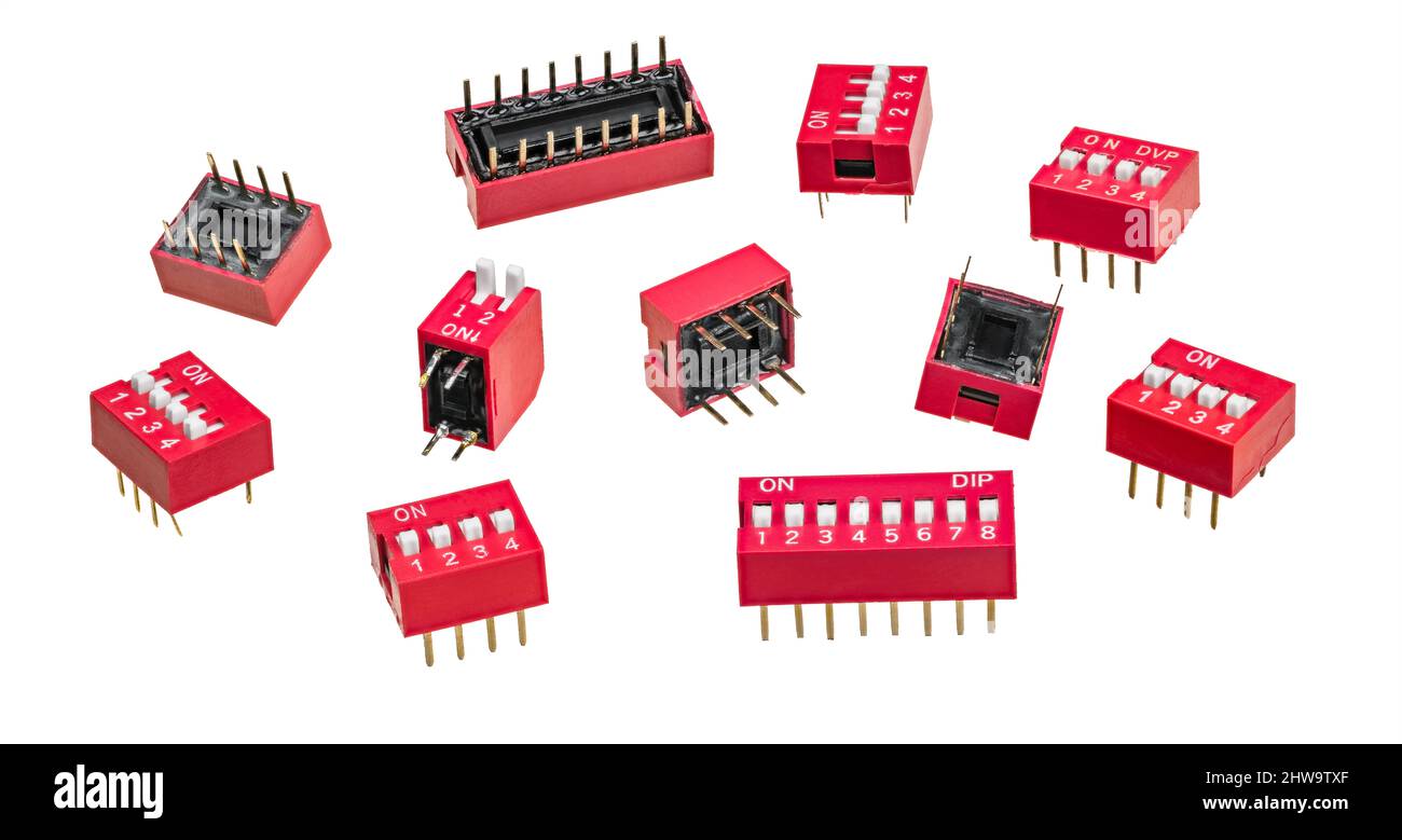 Vari set di interruttori DIP per circuito stampato isolato su sfondo bianco. Gruppo di interruttori elettrici manuali a scorrimento o a piano in contenitore in linea doppio rosso. Foto Stock