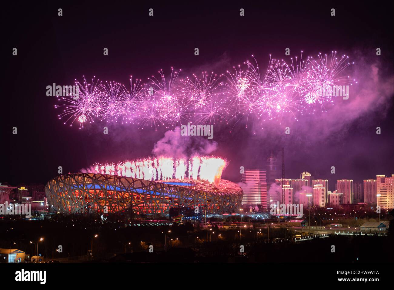 PECHINO, CINA - 4 MARZO 2022 - i fuochi d'artificio sono visti durante la cerimonia di apertura dei Giochi Paralimpici invernali 2022 a Pechino, capitale della Cina, Marc Foto Stock