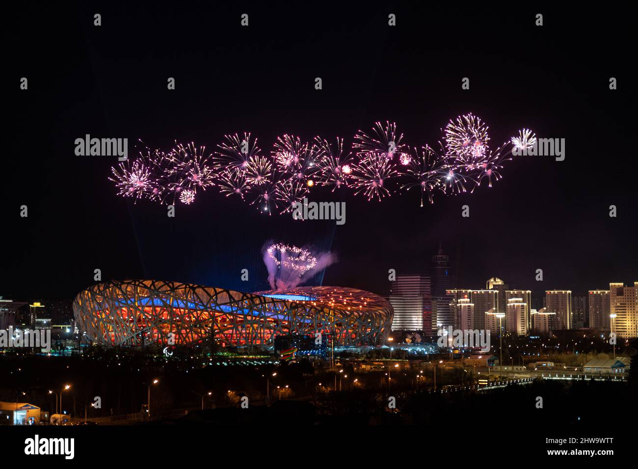 PECHINO, CINA - 4 MARZO 2022 - i fuochi d'artificio sono visti durante la cerimonia di apertura dei Giochi Paralimpici invernali 2022 a Pechino, capitale della Cina, Marc Foto Stock