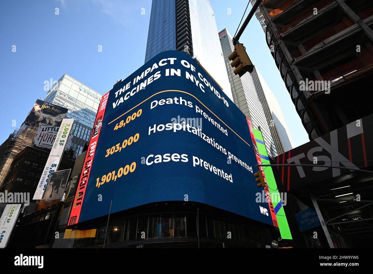 New York, Stati Uniti. 04th Mar 2022. Cartellonistica di Times Square come il sindaco di New York Eric Adams (non raffigurato) parla a una conferenza stampa a Times Square prima che il sindaco Adams annuncia la fine della maschera “Key to NYC” e dei mandati di vaccino, New York, NY, 4 marzo 2022. Gli studenti delle scuole pubbliche non dovranno più indossare maschere e la città implementerà un nuovo sistema di “COVID-9 Alert” con codice colore per segnalare potenziali rischi per il pubblico. (Foto di Anthony Behar/Sipa USA) Credit: Sipa USA/Alamy Live News Foto Stock