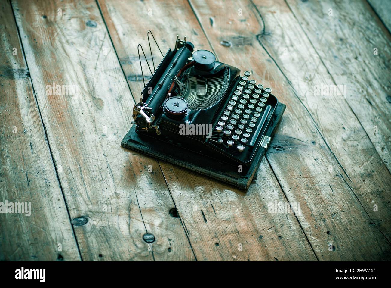 Vintage vecchia macchina da scrivere hero testata sulla scrivania in legno Foto Stock