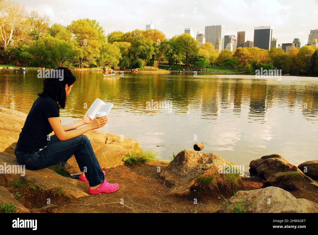 Una giovane donna trova un posto tranquillo nel centro di New York City Foto Stock
