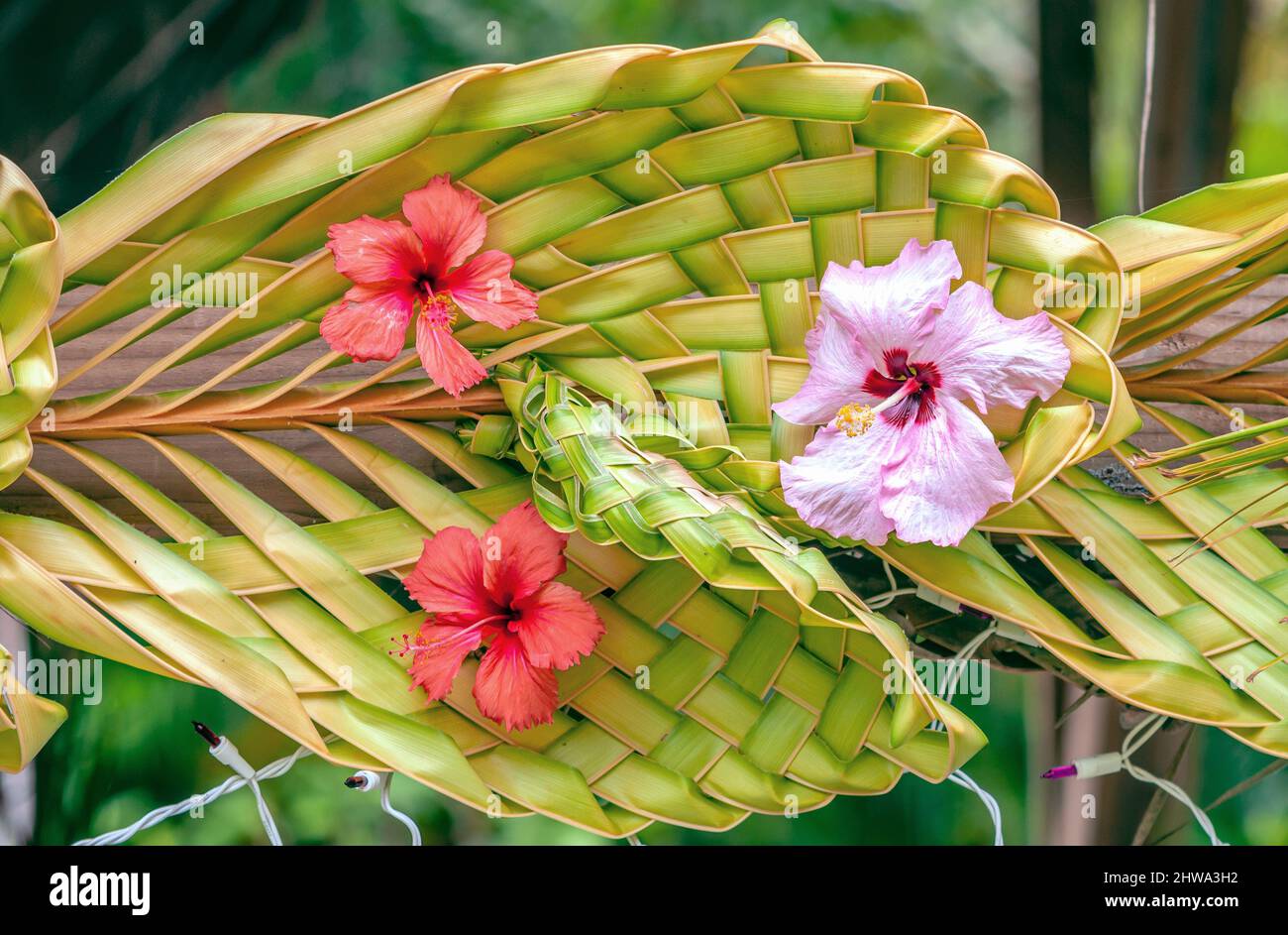 Primo piano di una decorazione in stile polinesiano fatta di foglie di palma intrecciate e fiori di ibisco all'Isola di Bora Bora, Polinesia Francese Foto Stock