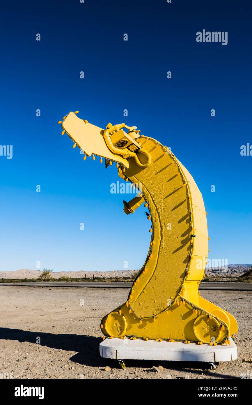 L'International Banana Museum Remnant, una scultura di banana nel parcheggio al largo della California autostrada 111, è tutto ciò che è rimasto del mu ora chiuso Foto Stock