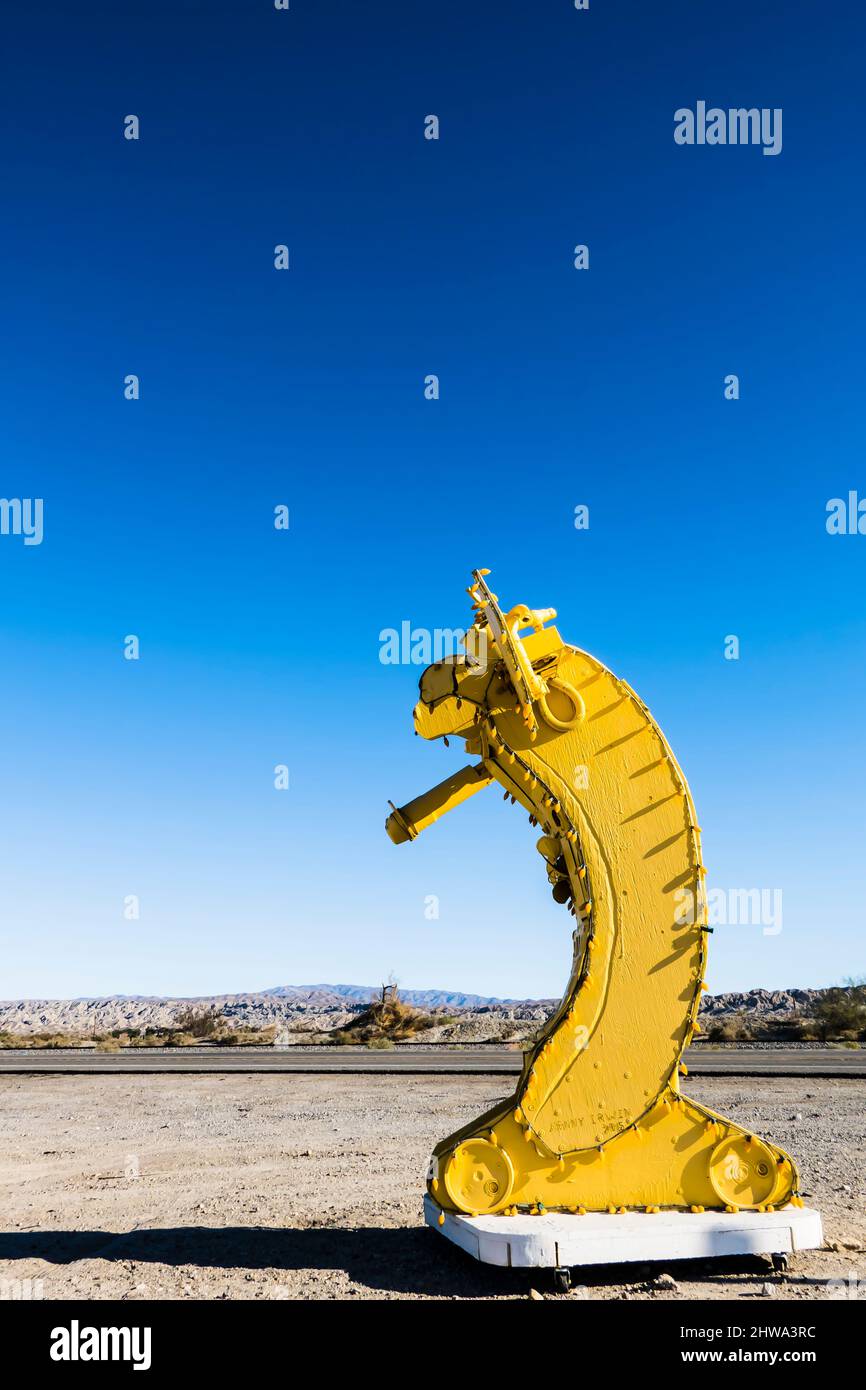 L'International Banana Museum Remnant, una scultura di banana nel parcheggio al largo della California autostrada 111, è tutto ciò che è rimasto del mu ora chiuso Foto Stock
