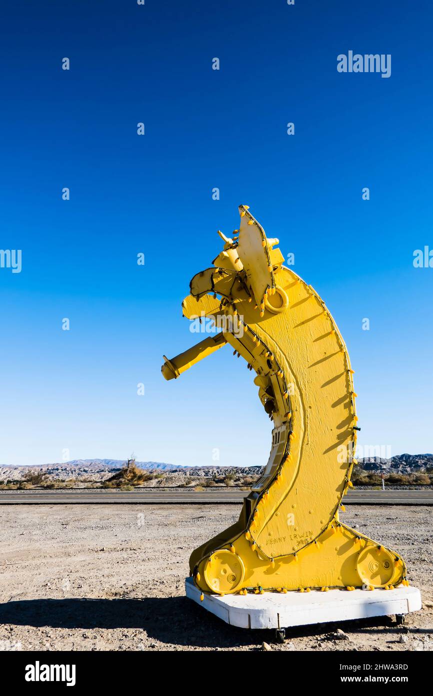 L'International Banana Museum Remnant, una scultura di banana nel parcheggio al largo della California autostrada 111, è tutto ciò che è rimasto del mu ora chiuso Foto Stock