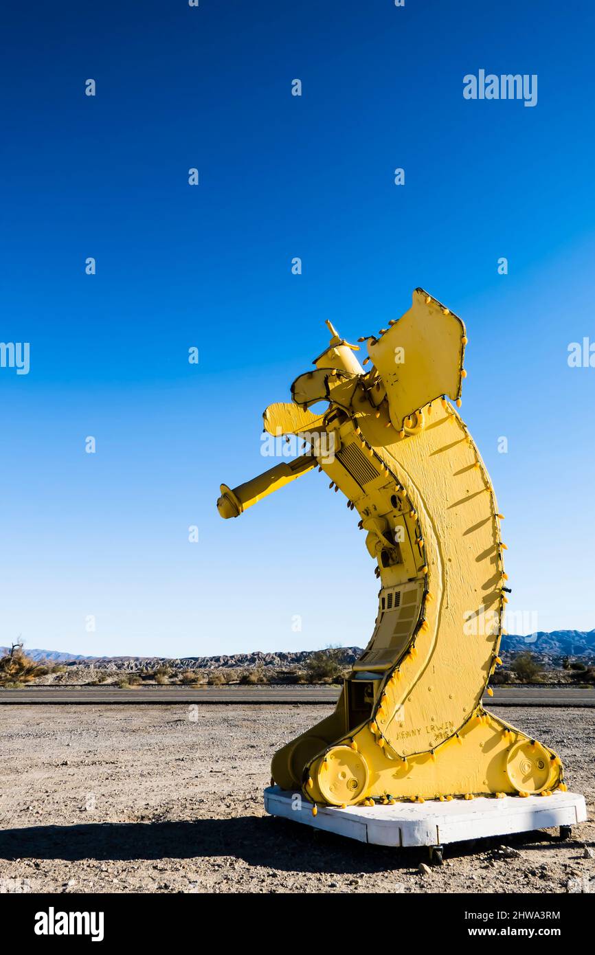 L'International Banana Museum Remnant, una scultura di banana nel parcheggio al largo della California autostrada 111, è tutto ciò che è rimasto del mu ora chiuso Foto Stock