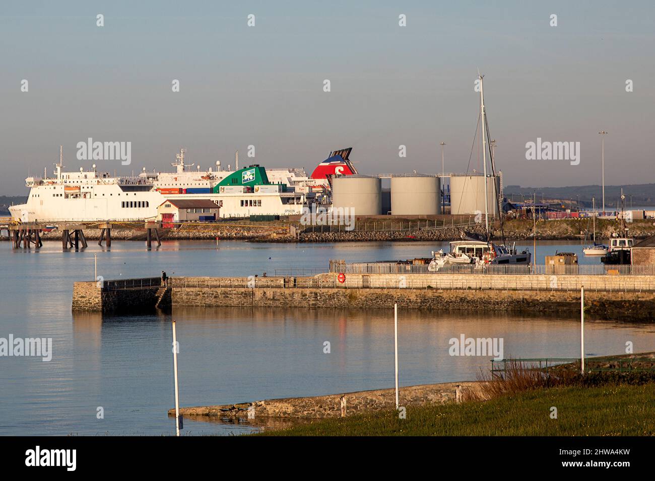 Irish Ferries e Stena a Holyhead Angelsey. Galles del Nord Foto Stock