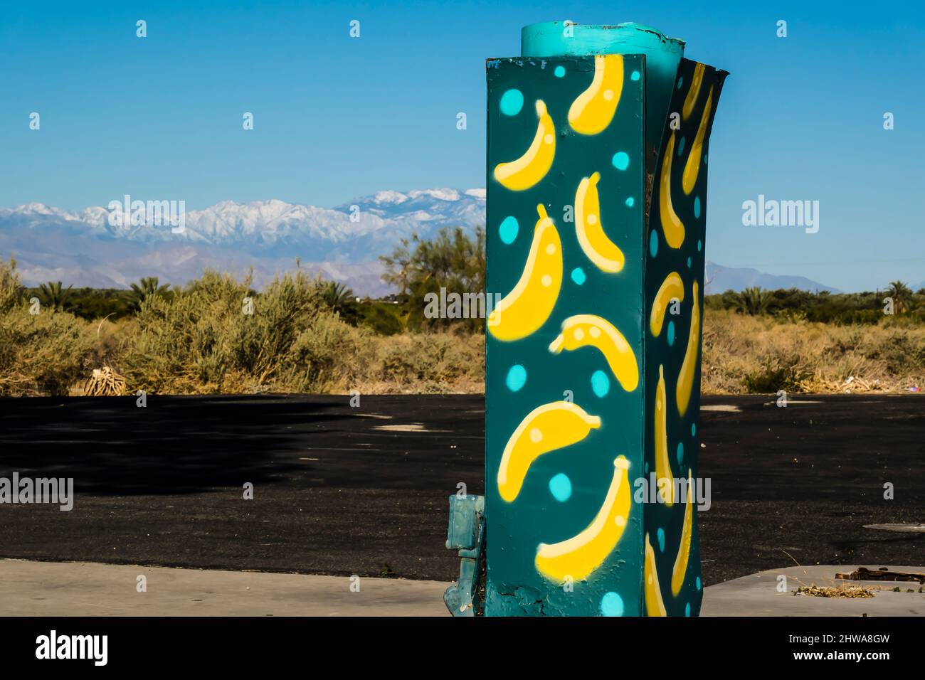 L'International Banana Museum Remaining column, una scultura di banana nel parcheggio al largo della California autostrada 111, è tutto ciò che è rimasto di oggi Foto Stock
