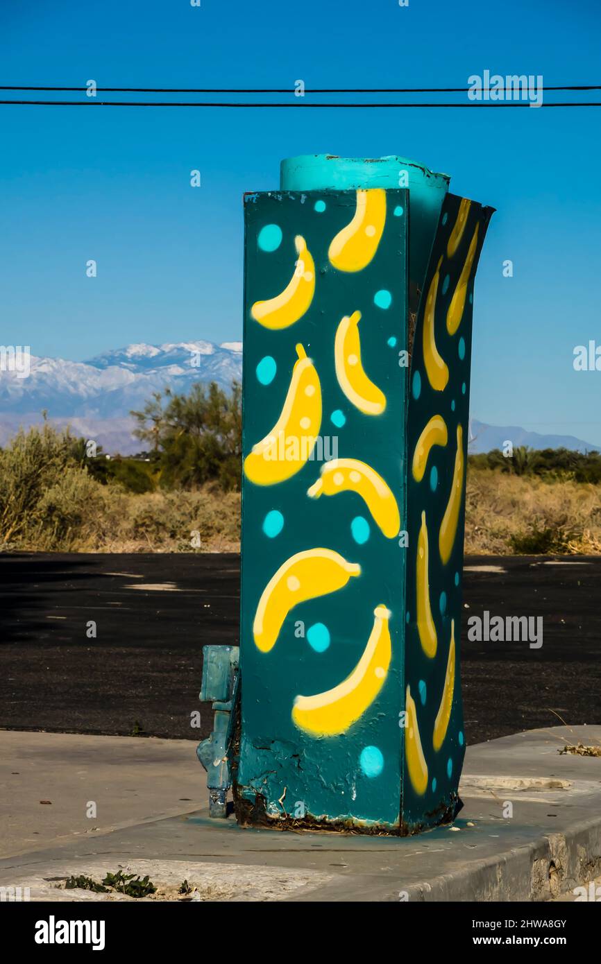 L'International Banana Museum Remaining column, una scultura di banana nel parcheggio al largo della California autostrada 111, è tutto ciò che è rimasto di oggi Foto Stock